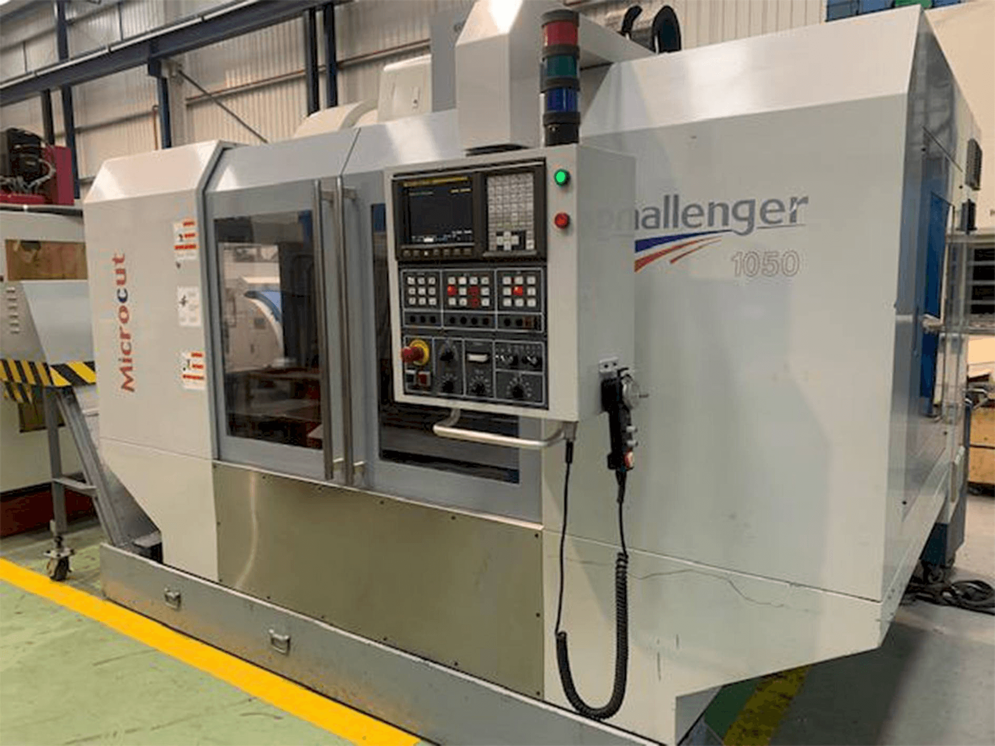 Makine MICROCUT Challenger 1050 - Önden görünüm