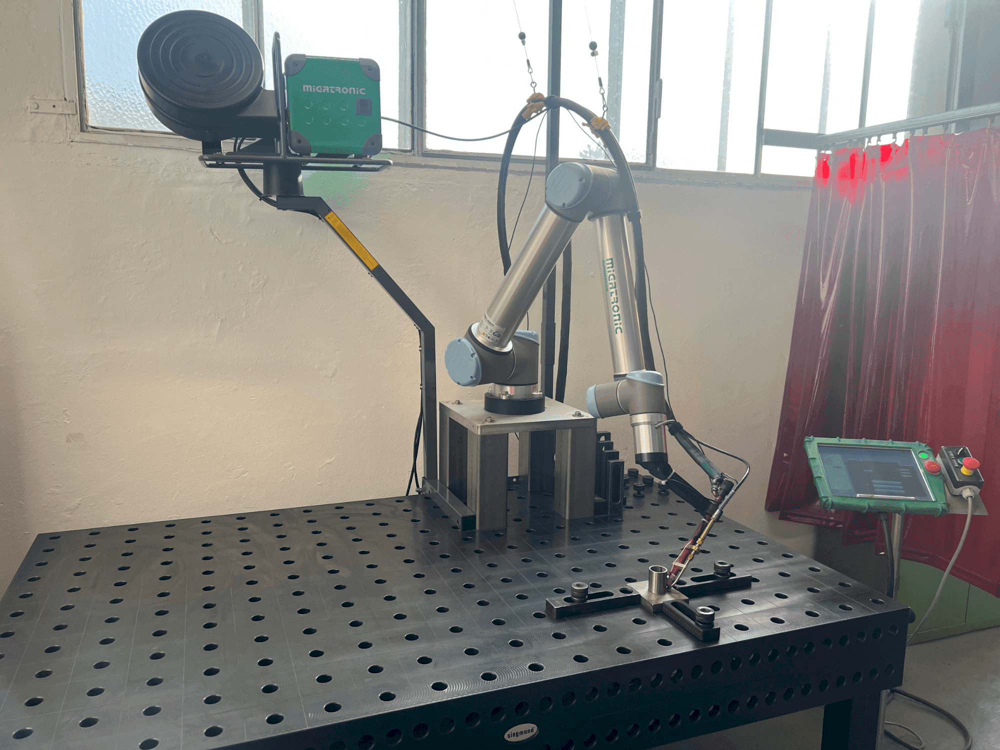 Makine Universal Robots UR10 (2021) - Önden görünüm