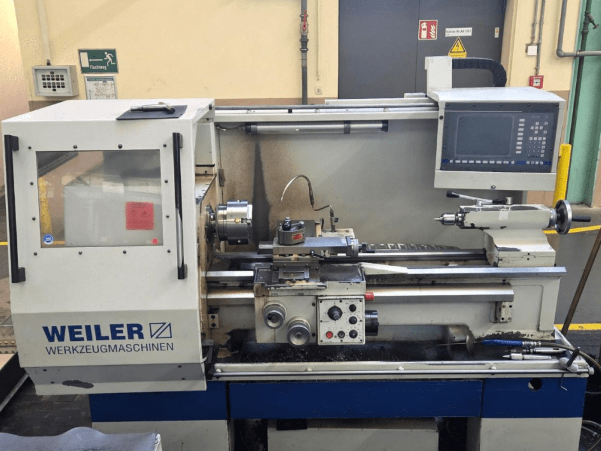 Weiler E35 D yatay torna makinesi, önden görünüm, kontrol paneli, iş mili ve kesme alanı detaylarını gösterir.