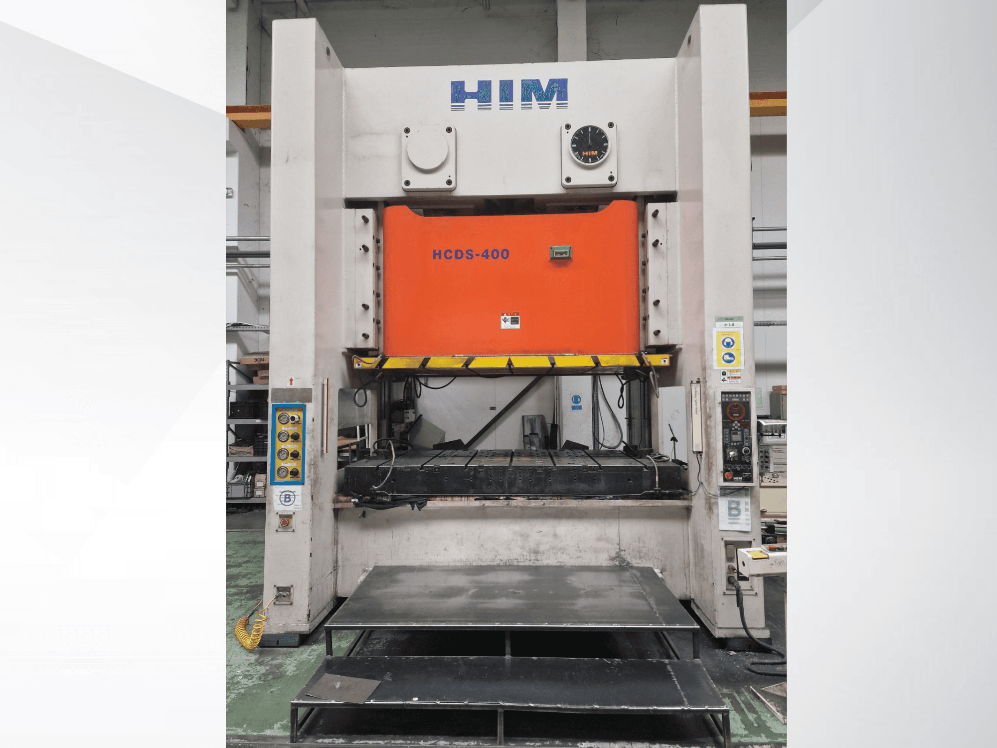 Turuncu bir pres plakası ve kontrol paneli bulunan HIM HWAIL PRESS HCDS-400 mekanik pres makinesinin önden görünümü.