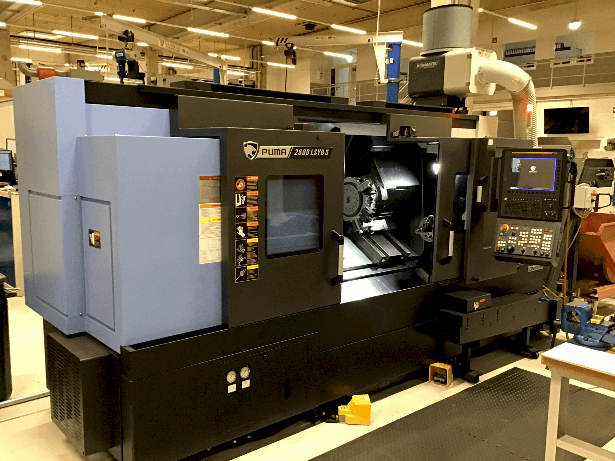 Makine DN SOLUTIONS Puma 2600 LSYB II - Önden görünüm