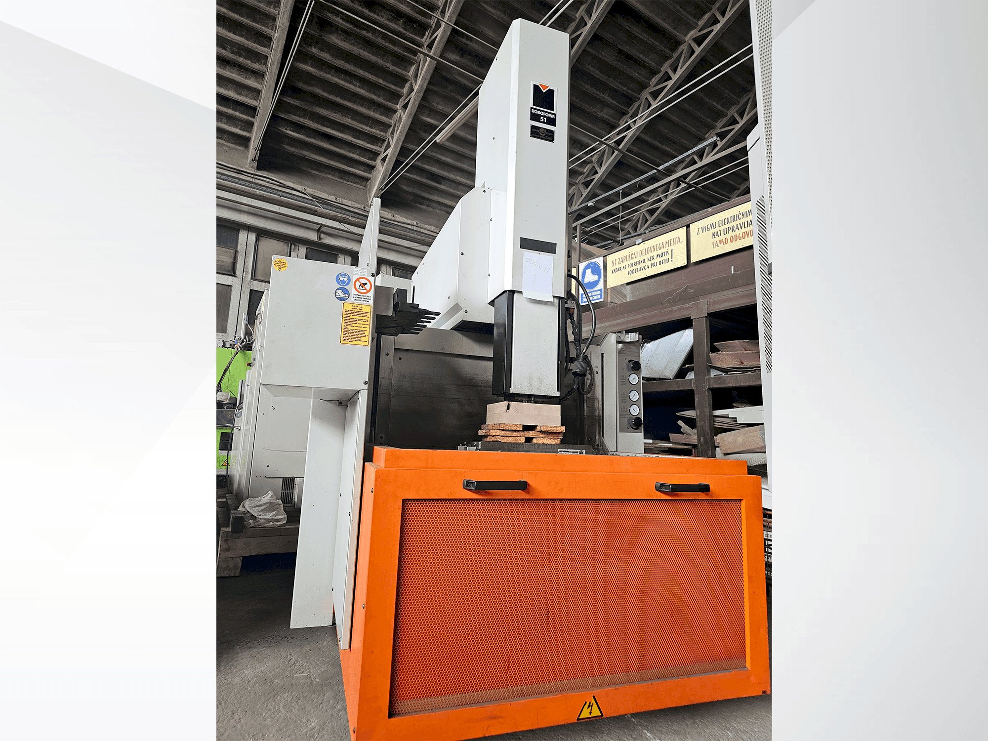 Makine CHARMILLES ROBOFORM 51 - Önden görünüm