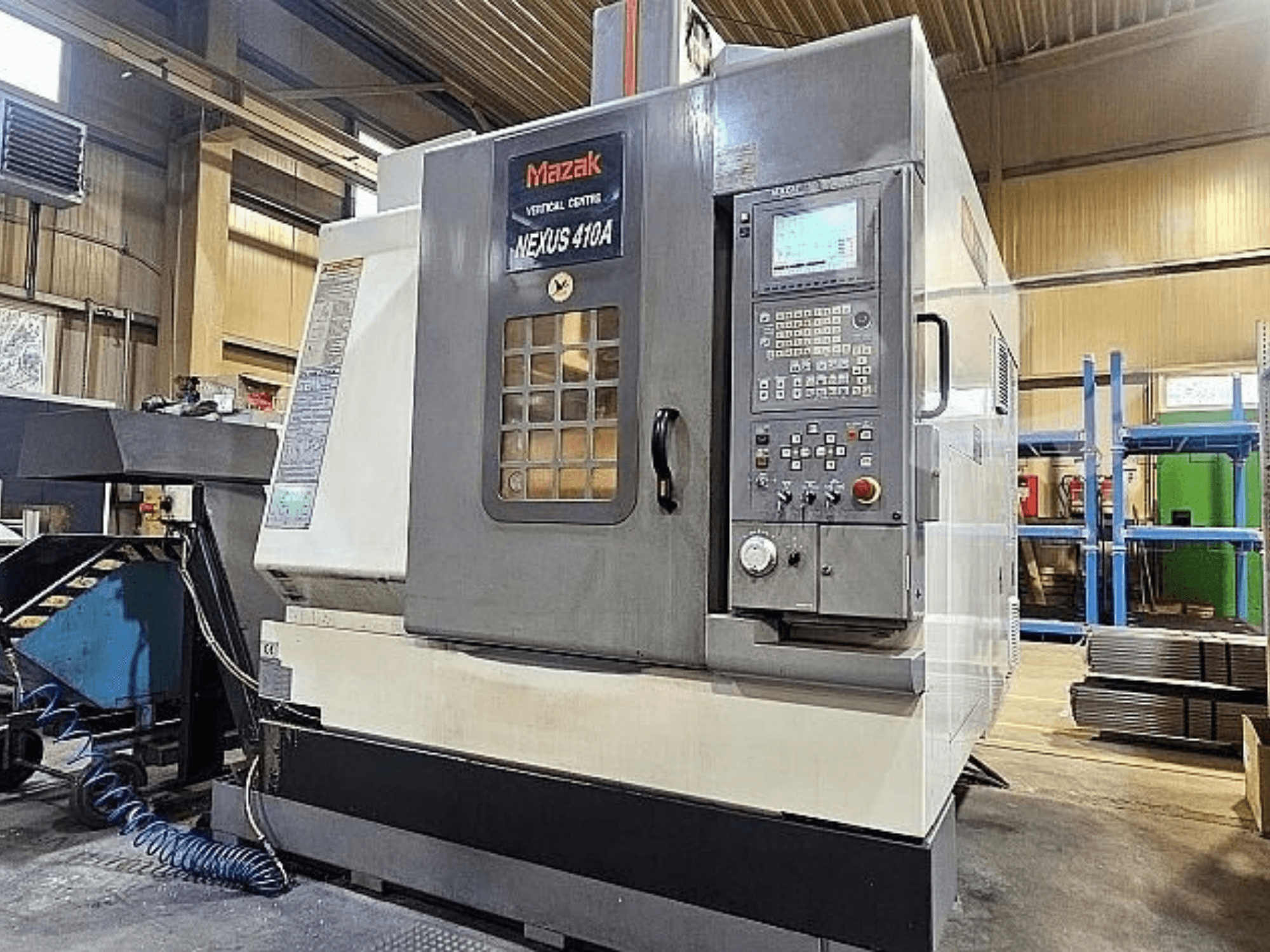 Mazak VCN-410A dikey işleme merkezi; kontrol paneli, takım tutucu ve işlevsel özelliklerini gösteren yan görünüm.