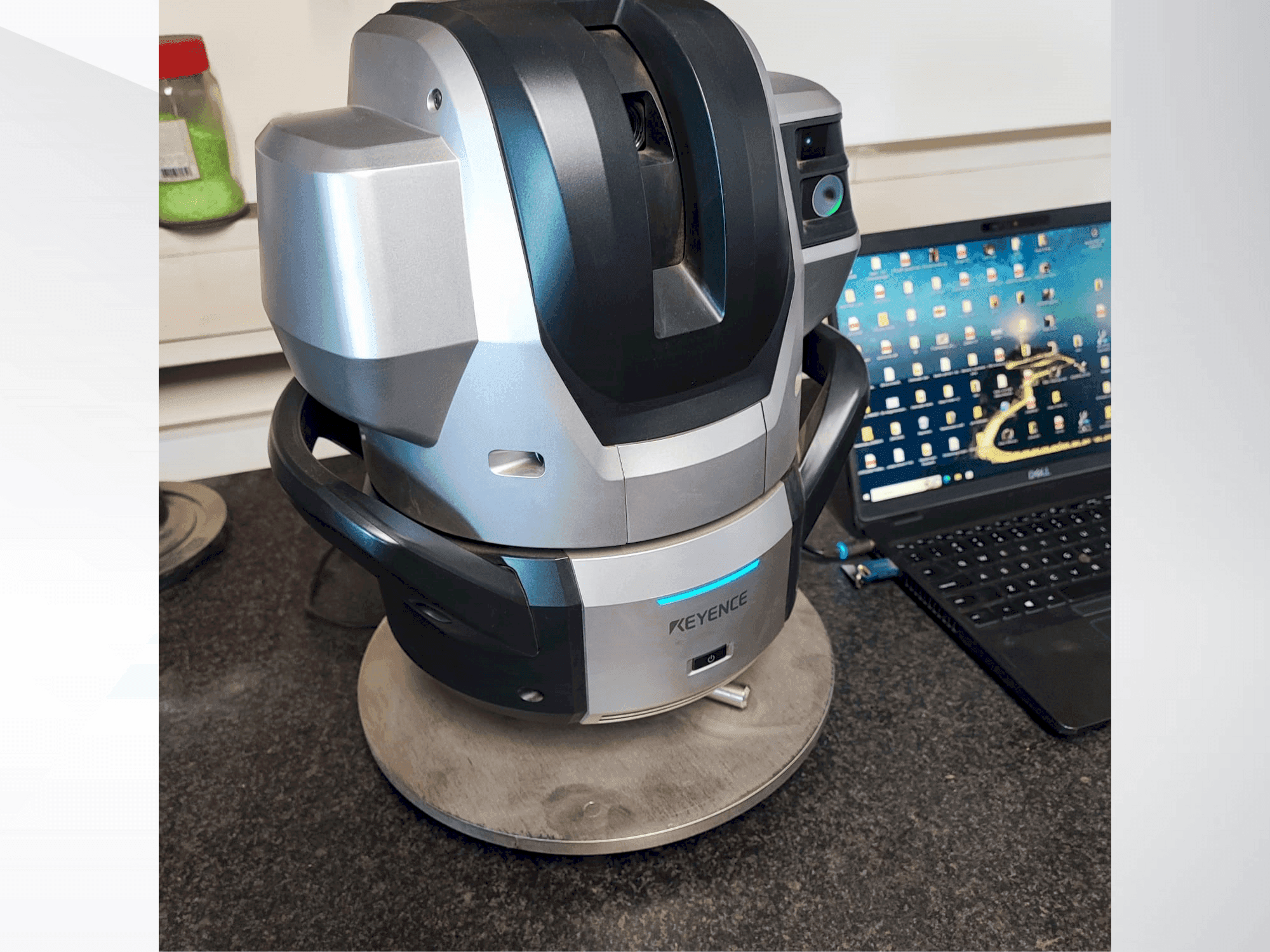 Makine KEYENCE WM 3000 - Önden görünüm