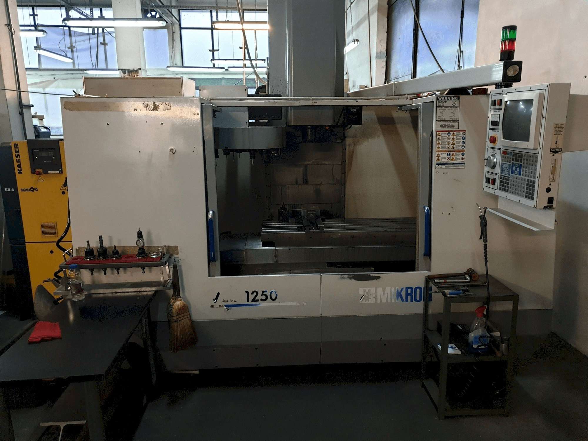 Makine MIKRON-HAAS VCE 1250 - Önden görünüm