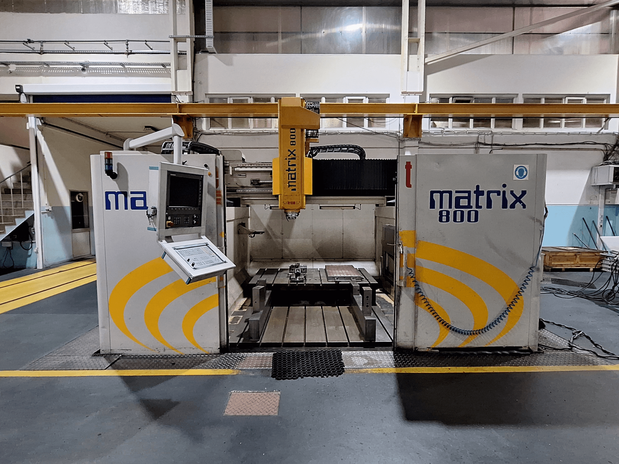 Bir atölyede Breton Matrix WM 800 K25 kızak freze makinesi, kontrol panelini ve çalışma tezgahını önden gösteriyor.