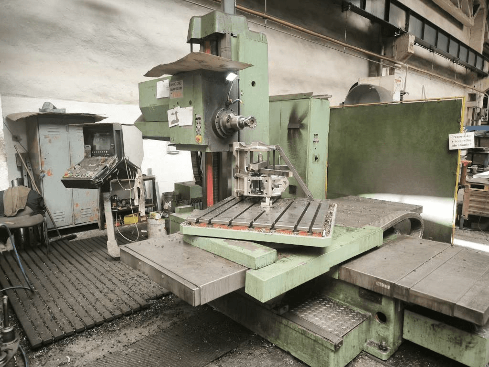 TOS WH 10 CNC delme makinesinin önden görünümü; masanın üzerinde işlenmiş bir iş parçası ve kontrol paneli görülüyor.