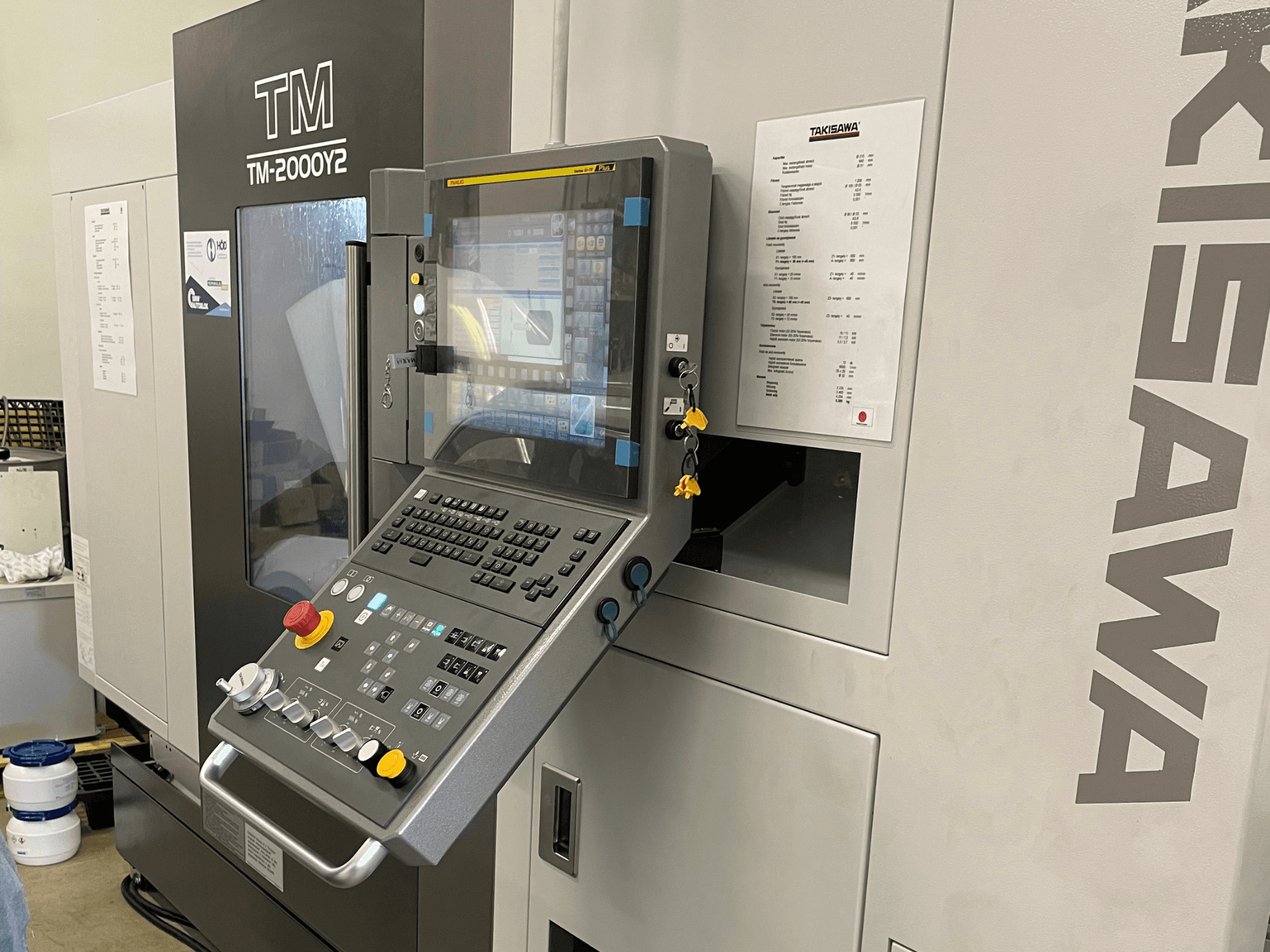 Takisawa TM-2000Y2 yatay torna makinesi kontrol panelinin önden görünümü, dijital ekran ve çalıştırma düğmeleri.