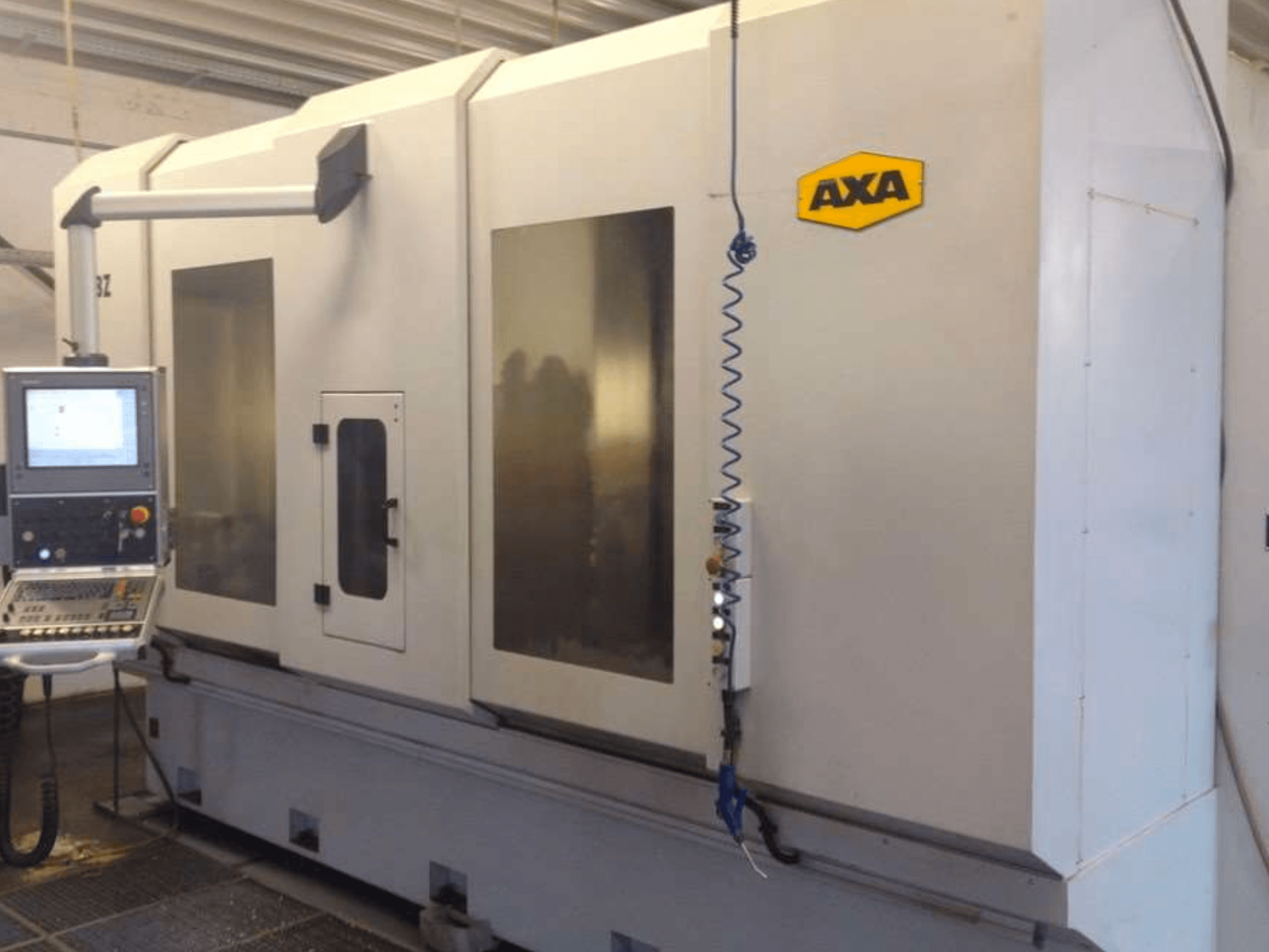 AXA DBZ dikey işleme merkezinin önden görünümü, kontrol paneli ve büyük şeffaf güvenlik pencereleri.