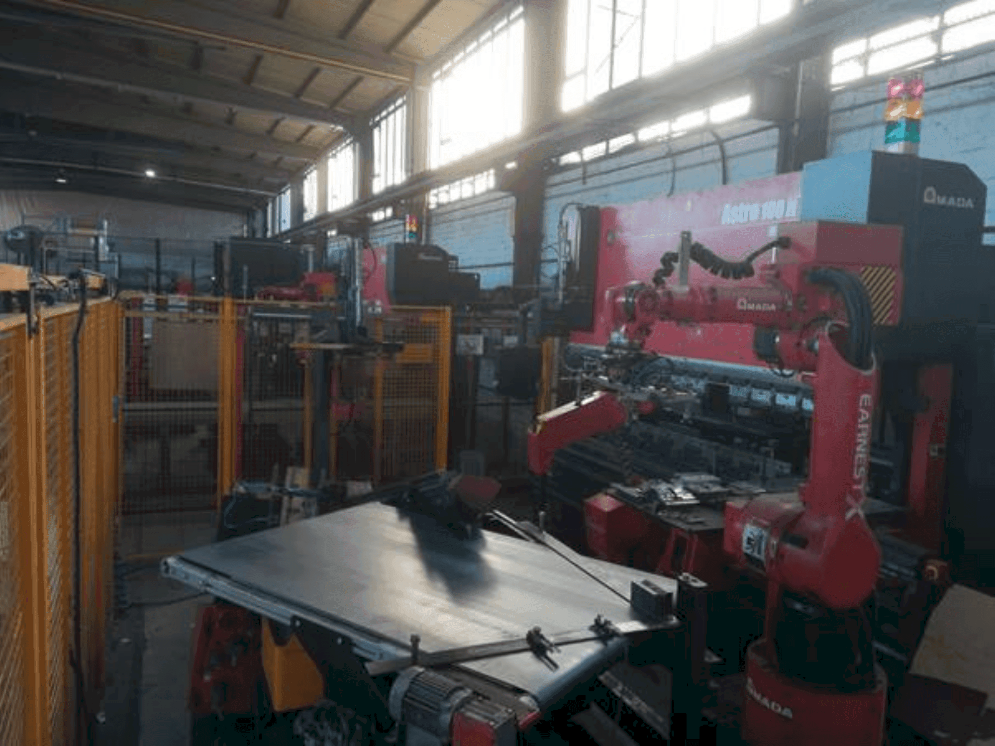 Makine AMADA Astro 100 NT - Önden görünüm