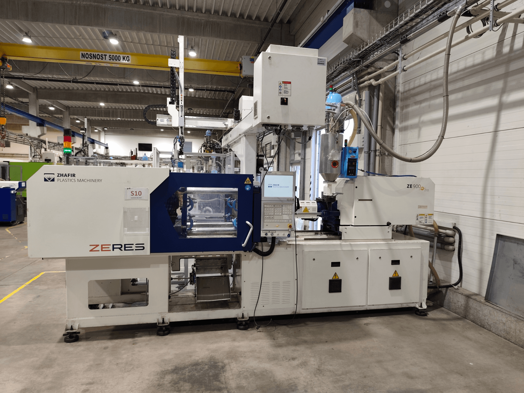 ZHAFIR ZERES ZE900/210B elektrikli enjeksiyon kalıplama makinesi; kontrol paneli ve kalıplama alanını gösteren önden görünüm.
