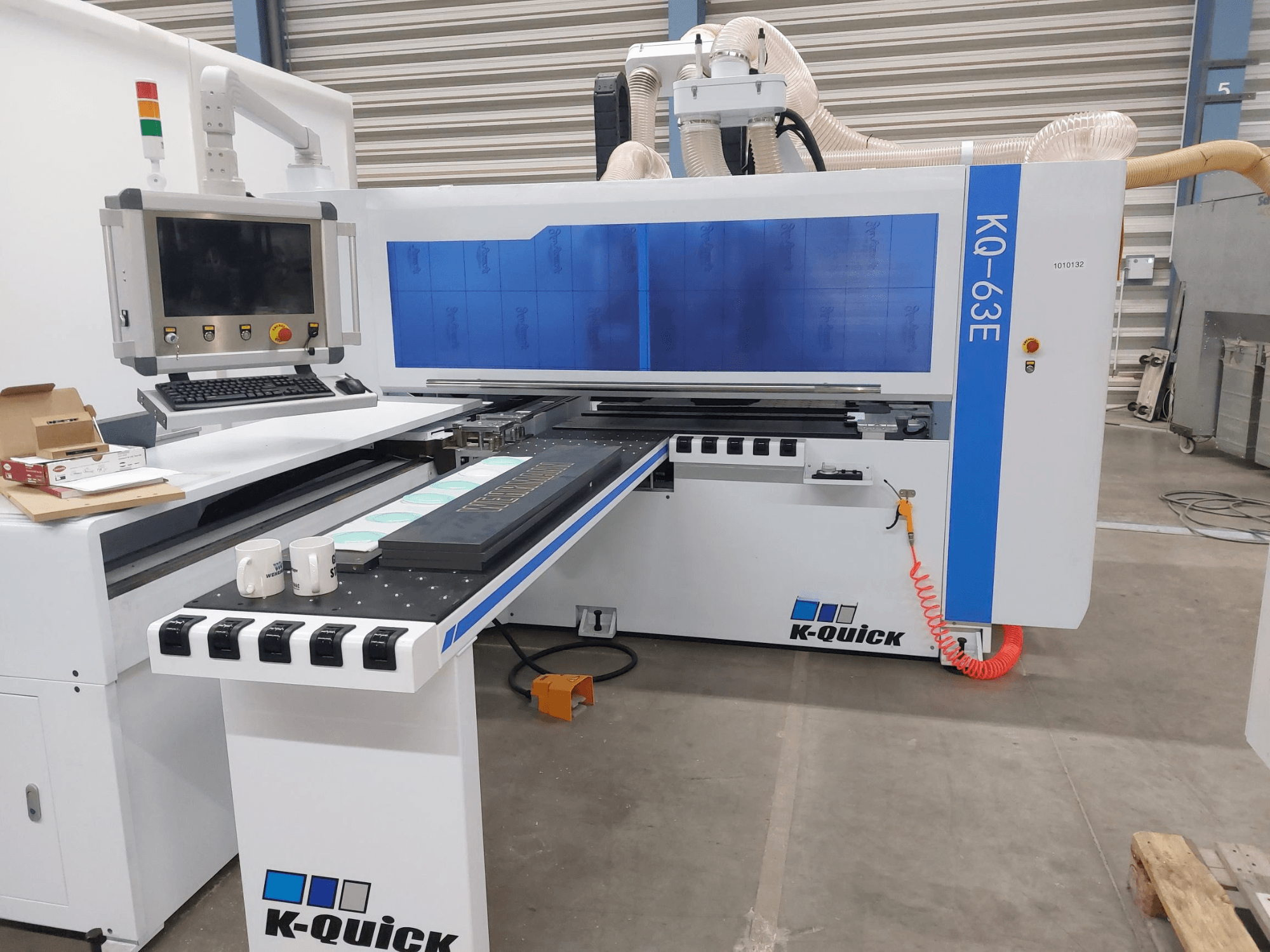 K-Quick KQ-63E CNC makinesi önden bakıldığında kontrol paneli, düz yatak ve görünür takım yerleştirme özelliğine sahiptir.