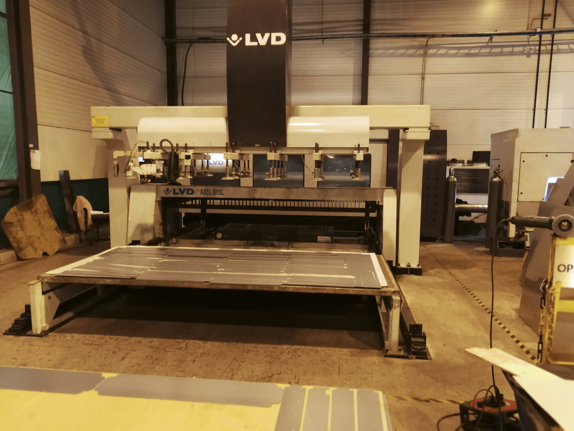 Makine 1 LVD - Önden görünüm AXEL 3015 L