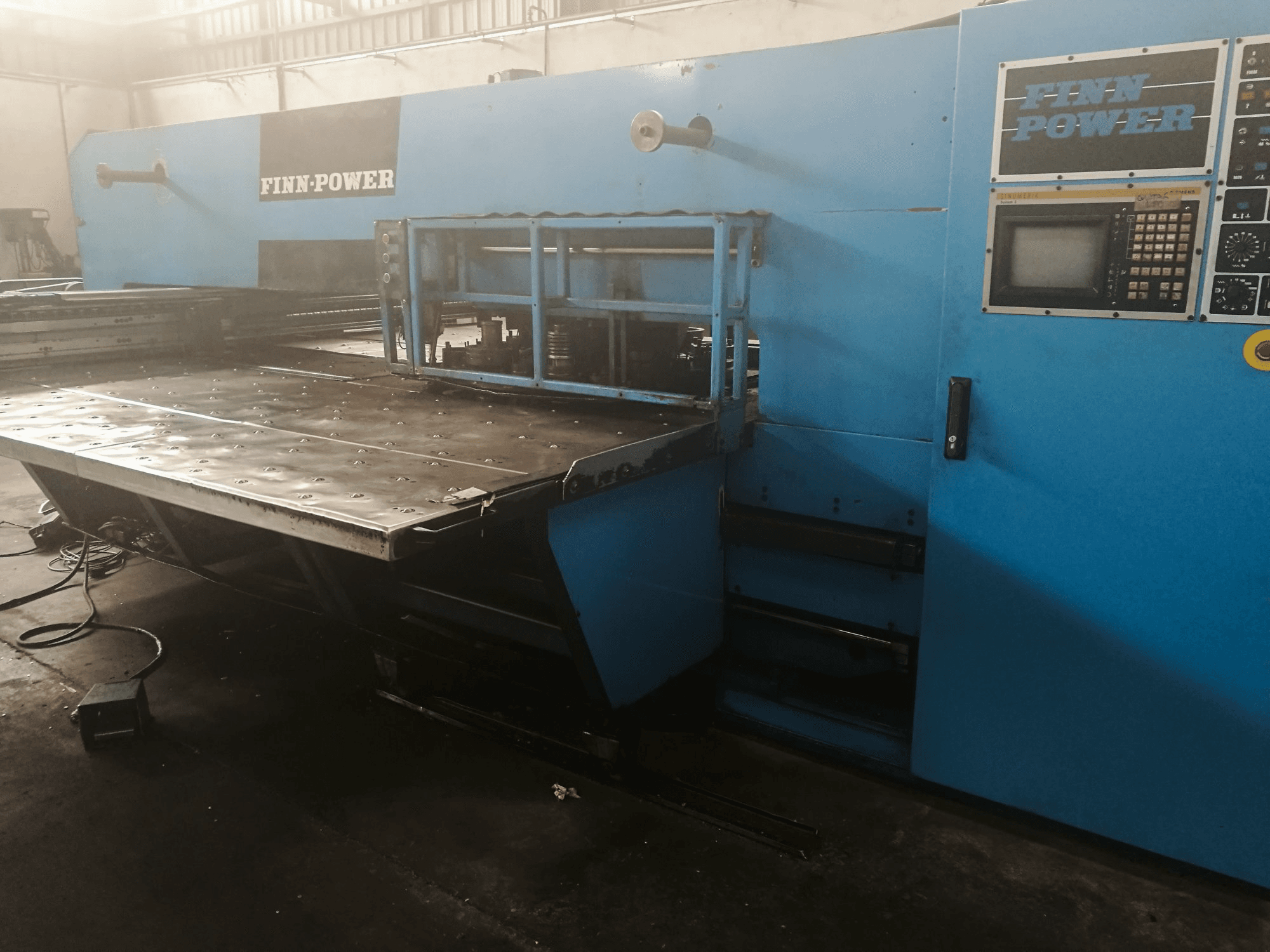 Makine Finn-Power - Sağdan görünüm TP 2520 IF2