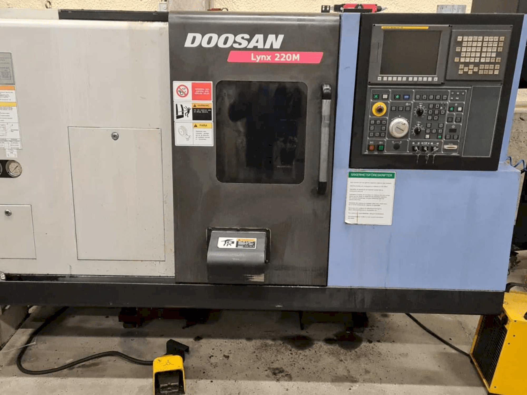 Makine Doosan Lynx 220MA + bar feeder LNS Express - Önden görünüm