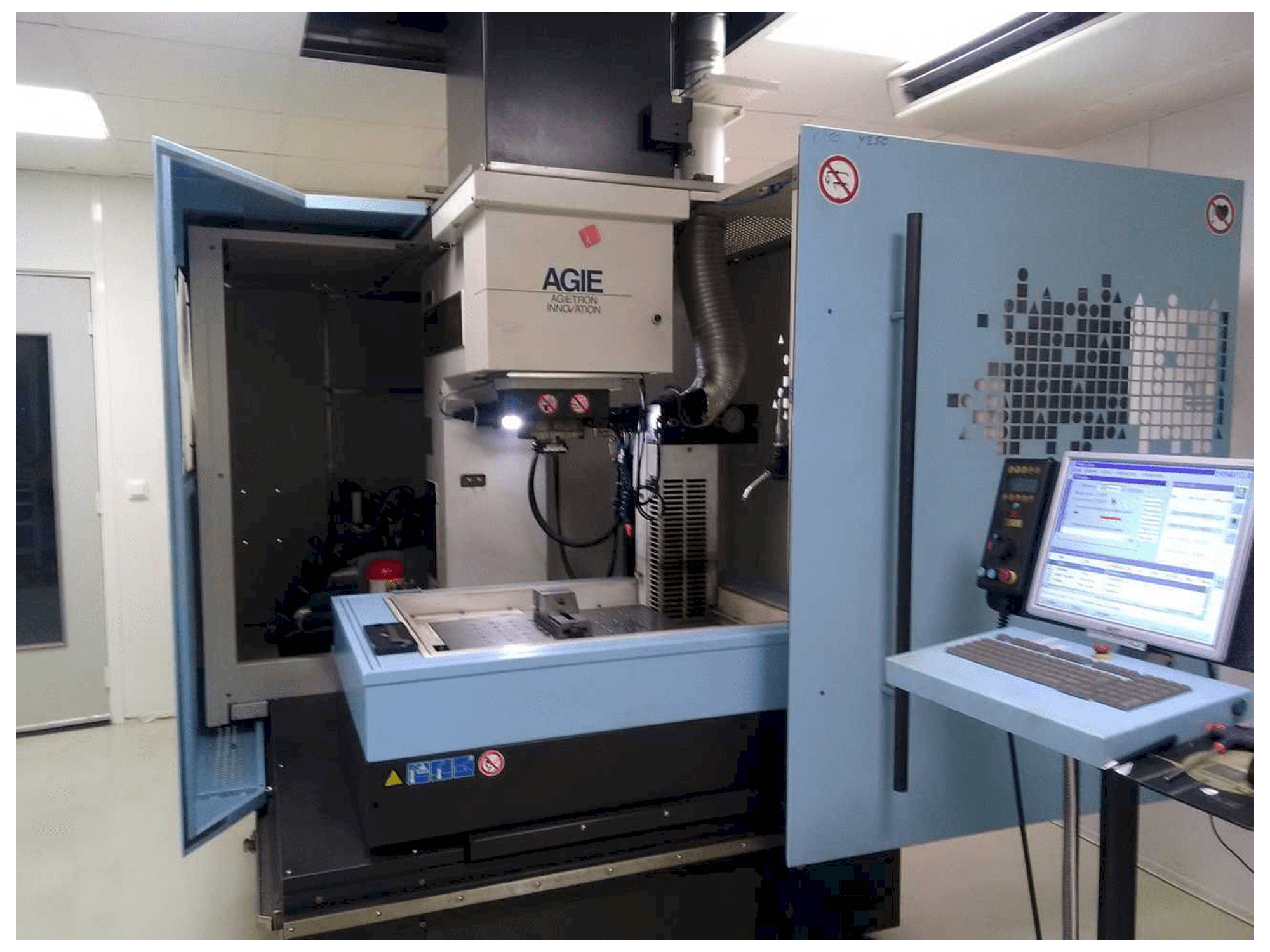 Makine AGIE AGIETRON INNOVATION 2 - Önden görünüm