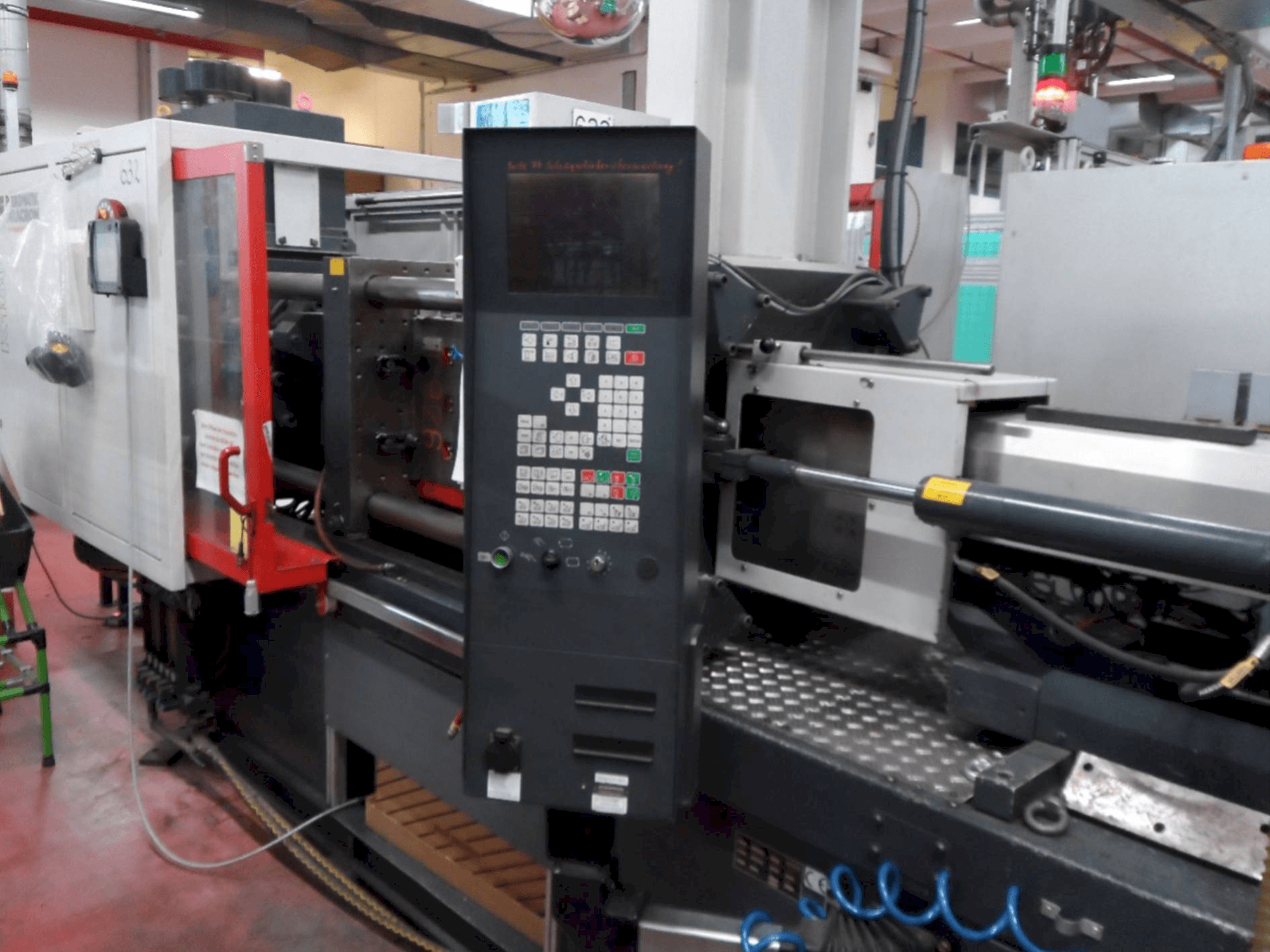 Makine FERROMATIK MILACRON K-Tec 160S - Önden görünüm