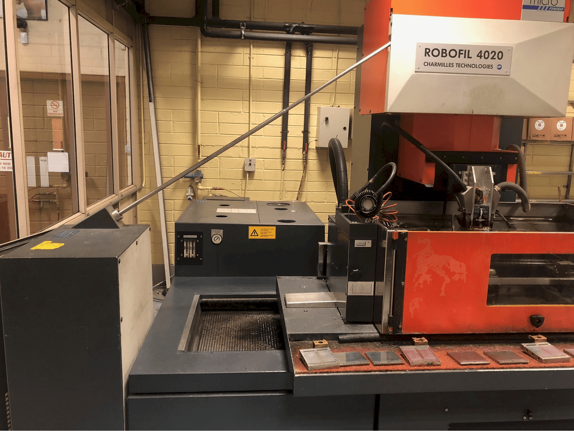 Makine CHARMILLES - Önden görünüm ROBOFIL 4020