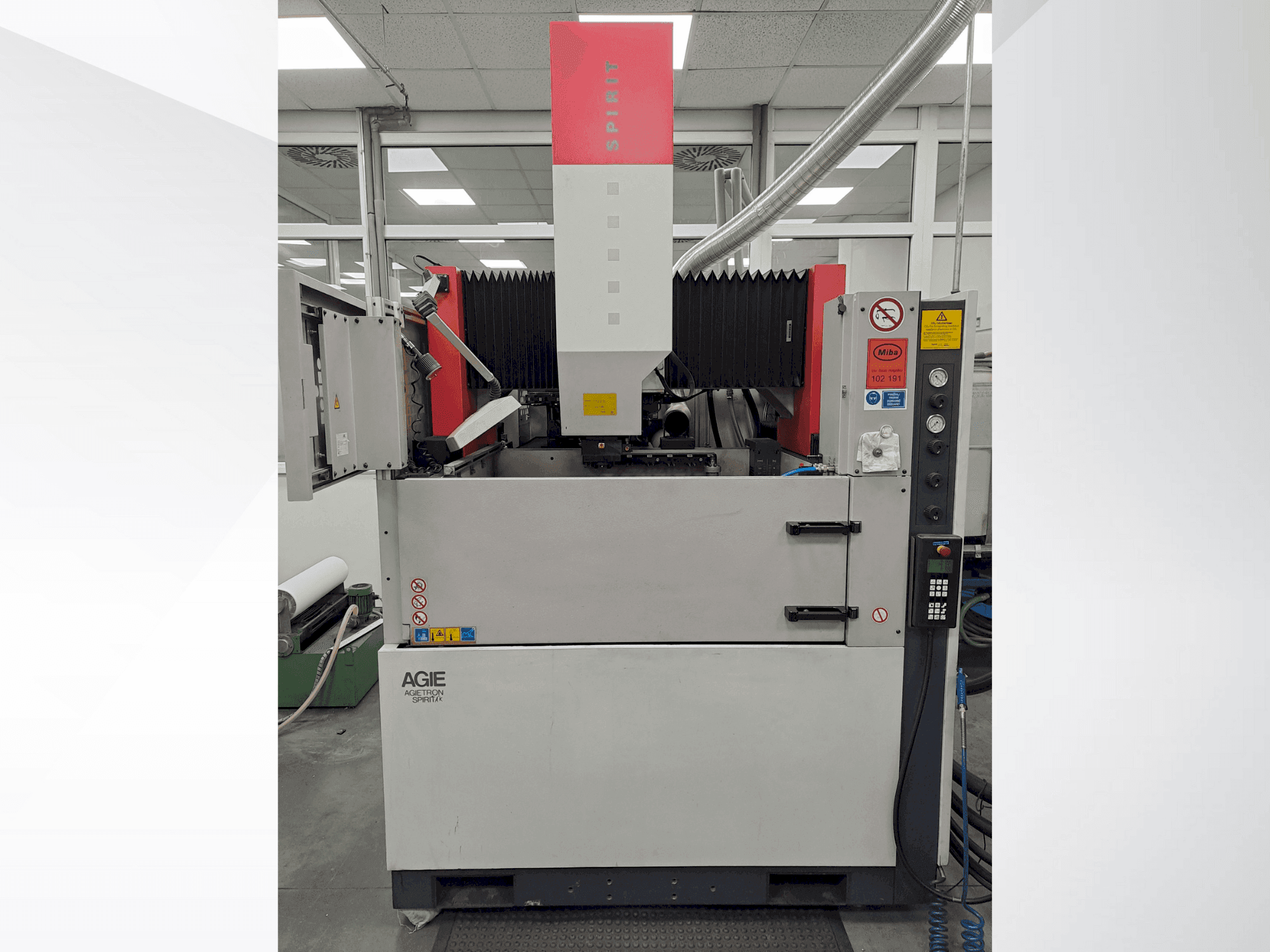 Makine AGIE AGIETRON SPIRIT 4 - Önden görünüm