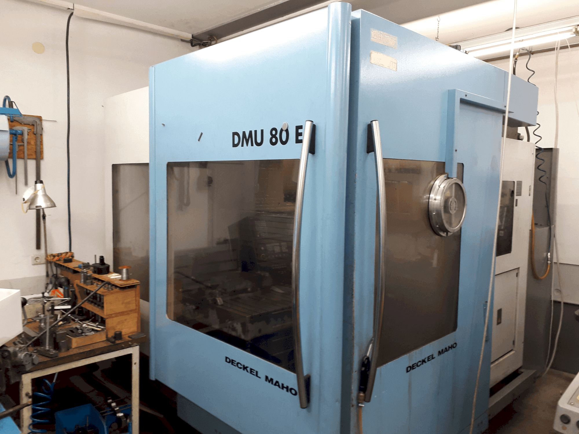 Makine DECKEL MAHO DMU 80E - Önden görünüm