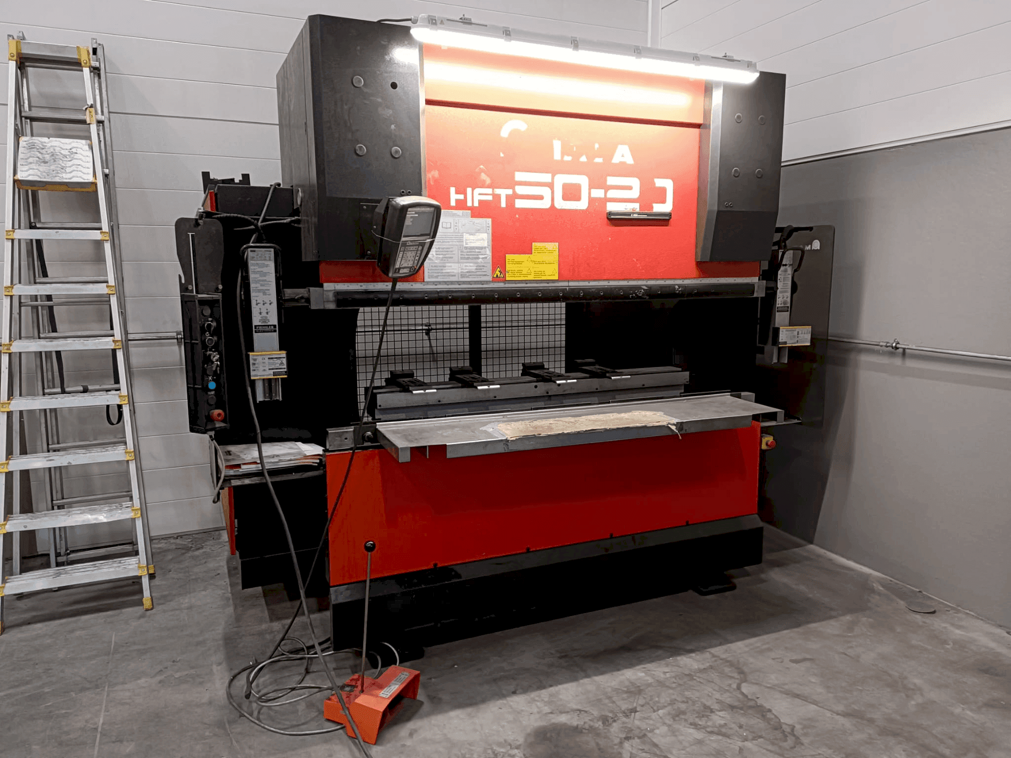 Makine AMADA HFT50-20 - Önden görünüm