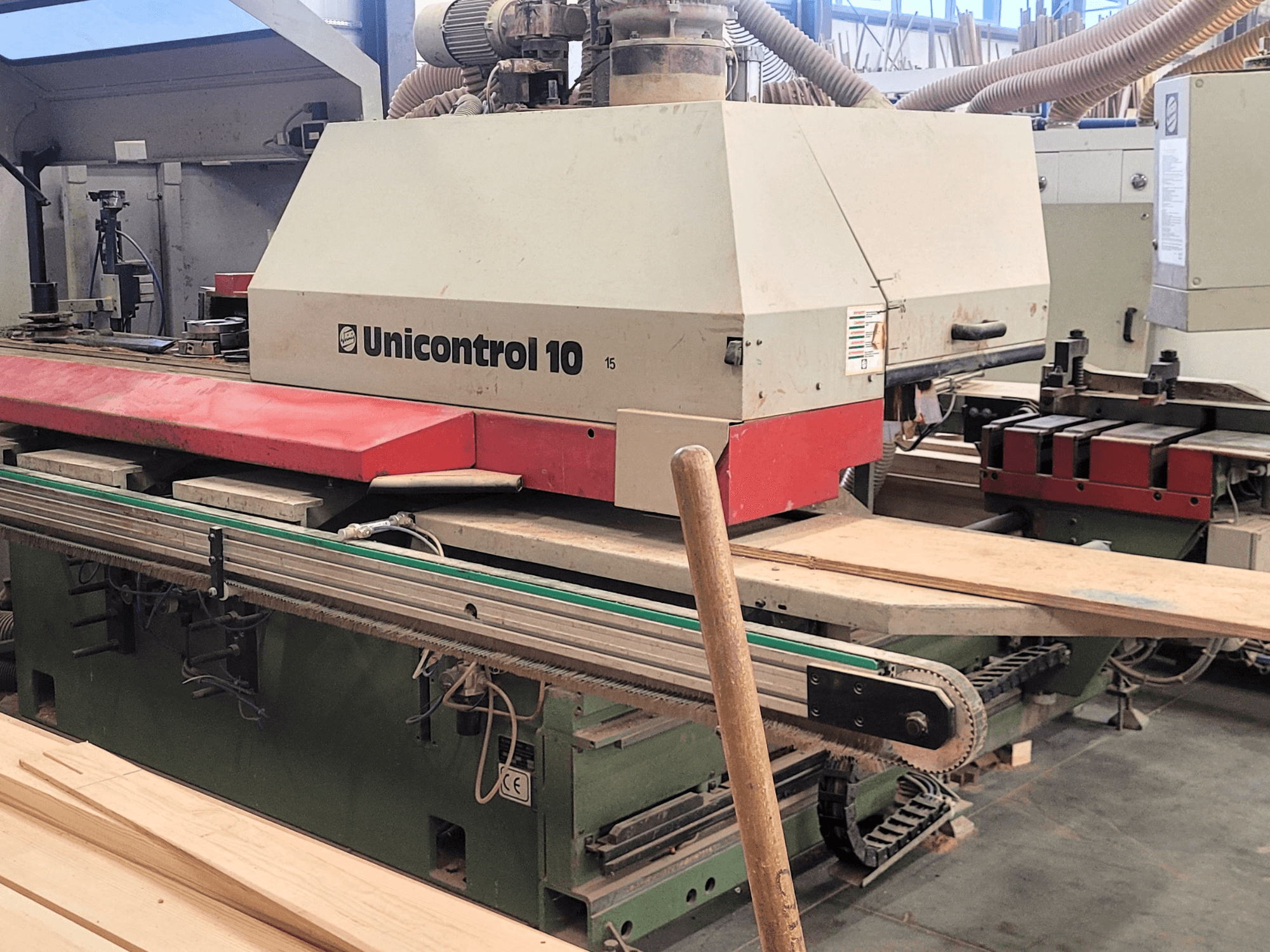 WEINIG/DIMTER CNC İşleme Merkezi Unicontrol 10, atölye ortamında ahşap panolar ve ekipmanlarla önden görünüm.