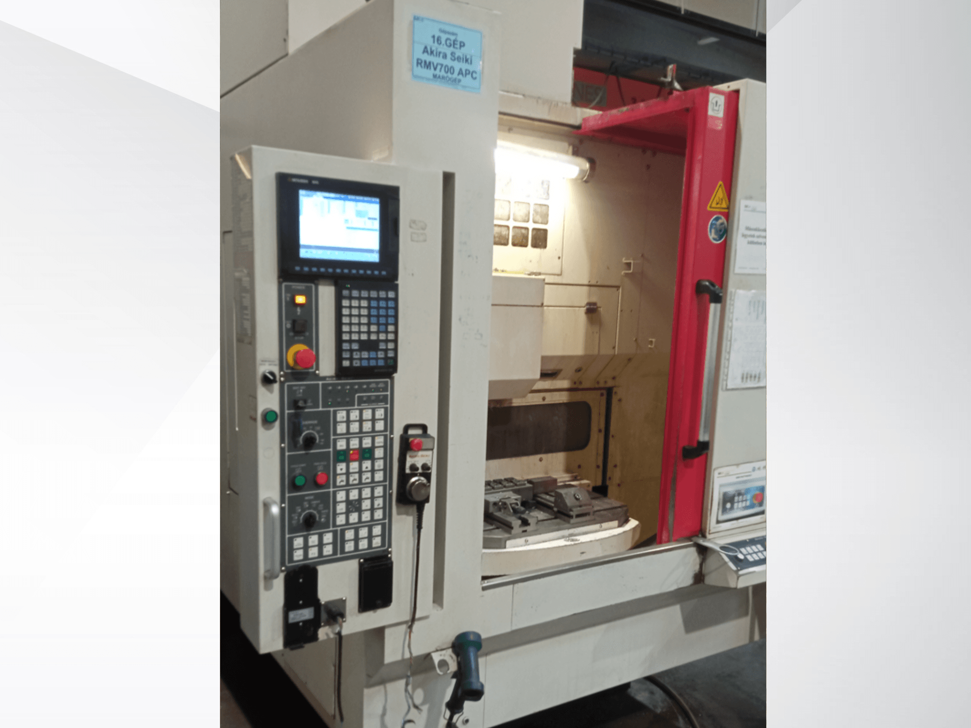 Akira Seiki RMV 700 APC dik işleme merkezinin önden görünümü, dijital kontrol paneli ve takımların bulunduğu çalışma alanı.