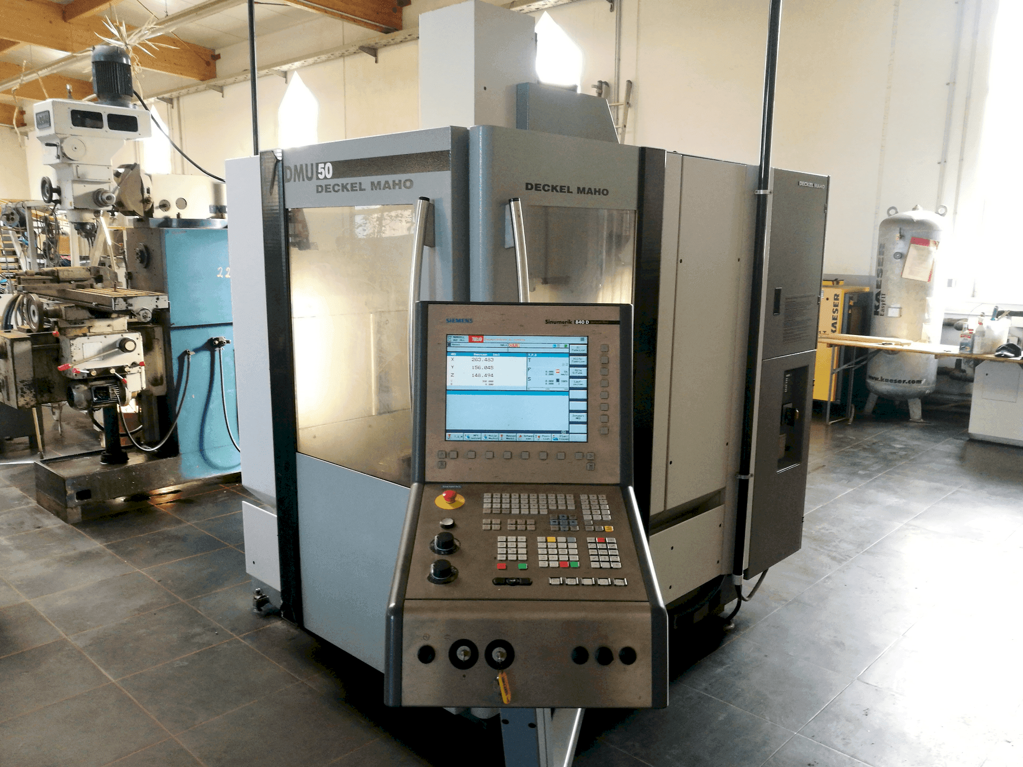 Makine DECKEL MAHO DMU 50 - Önden görünüm
