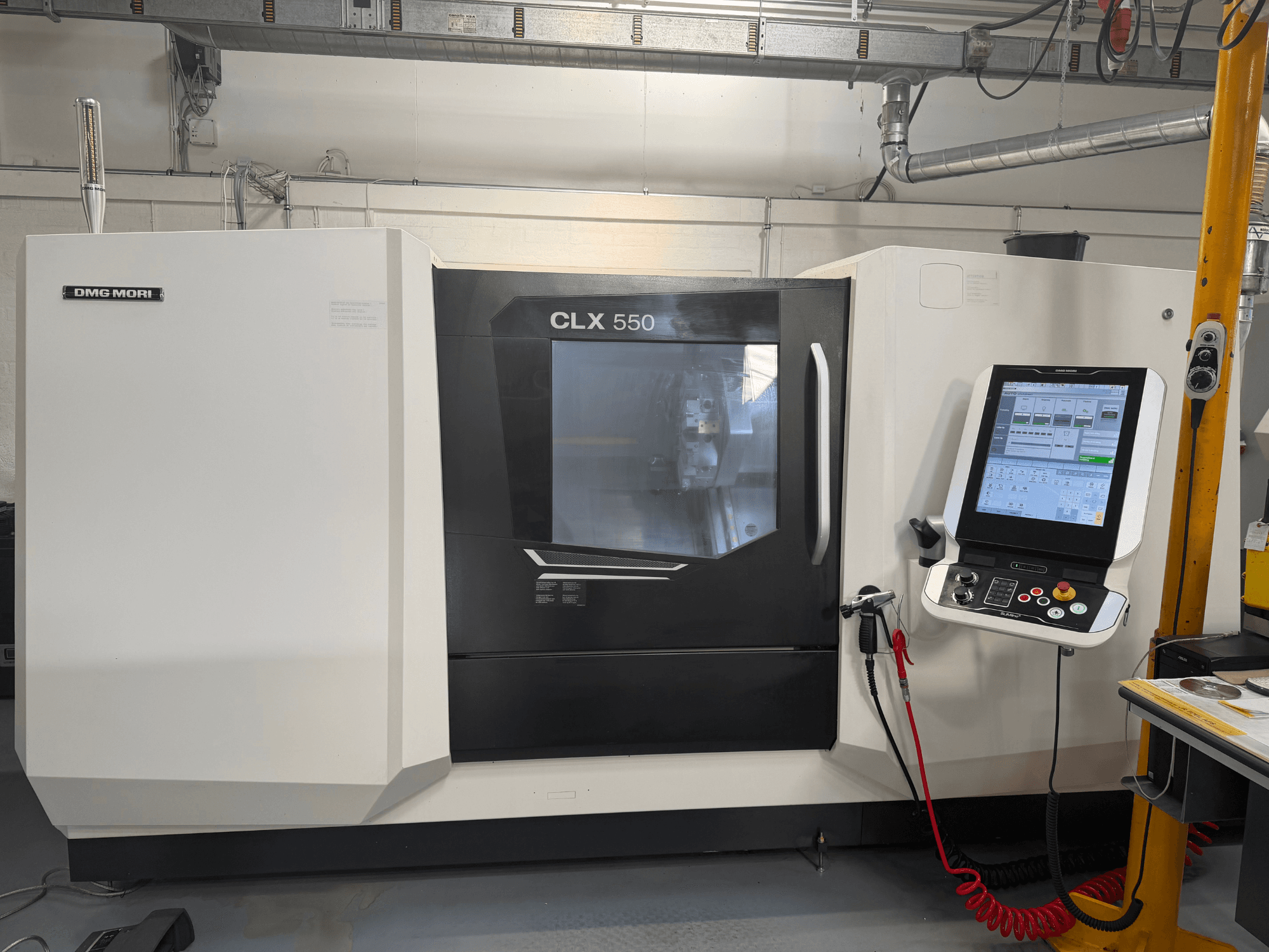 DMG MORI CLX 550 V4 yatay torna tezgahı; kontrol paneli ve ekranı ile birlikte önden görünüm, gelişmiş işleme özelliklerini sergiliyor.