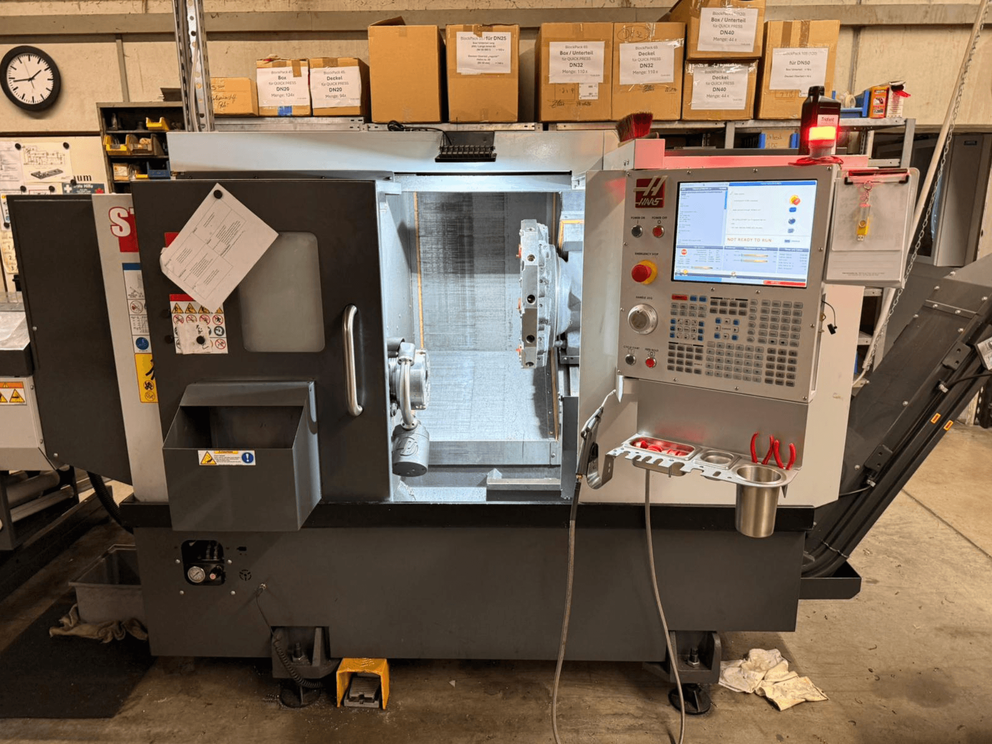 HAAS ST-15 yatay torna makinesi, dijital kontrol paneli ve operasyonel bileşenleri ile yandan gösterilmiştir.