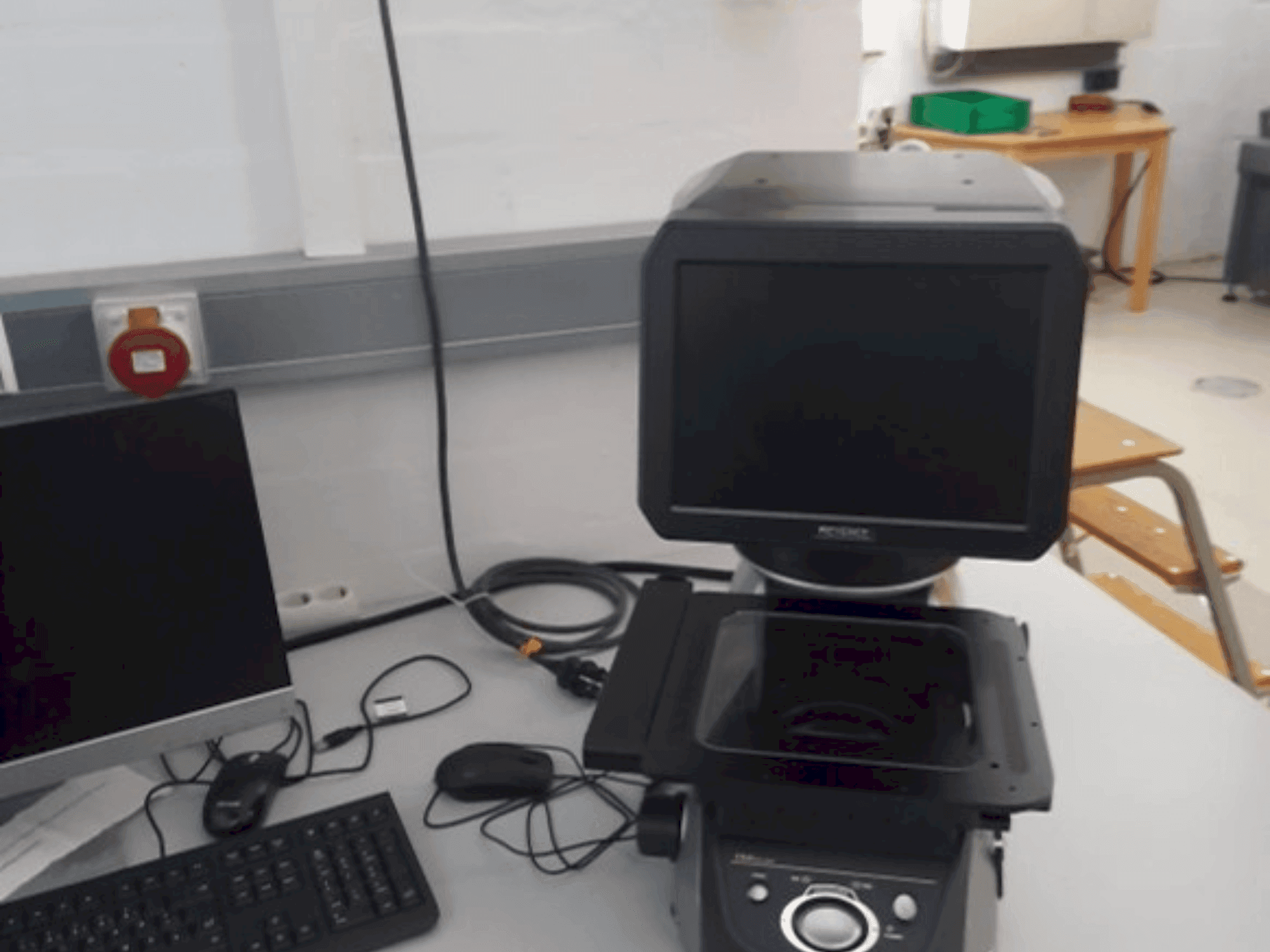 Makine KEYENCE IM-7020 - Önden görünüm