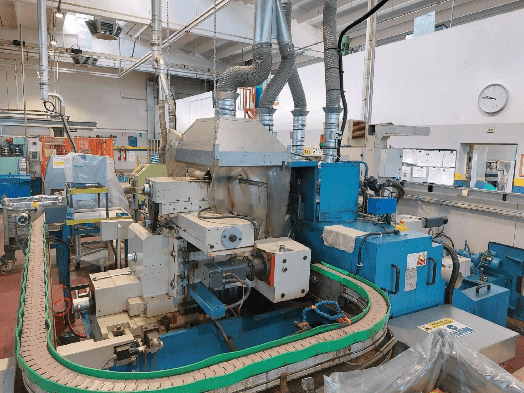 GHIRINGHELLI M300SP610 CNC3A merkezsiz taşlama makinesi, önden görünüm, karmaşık makine ve konveyör detaylarını sergiliyor.