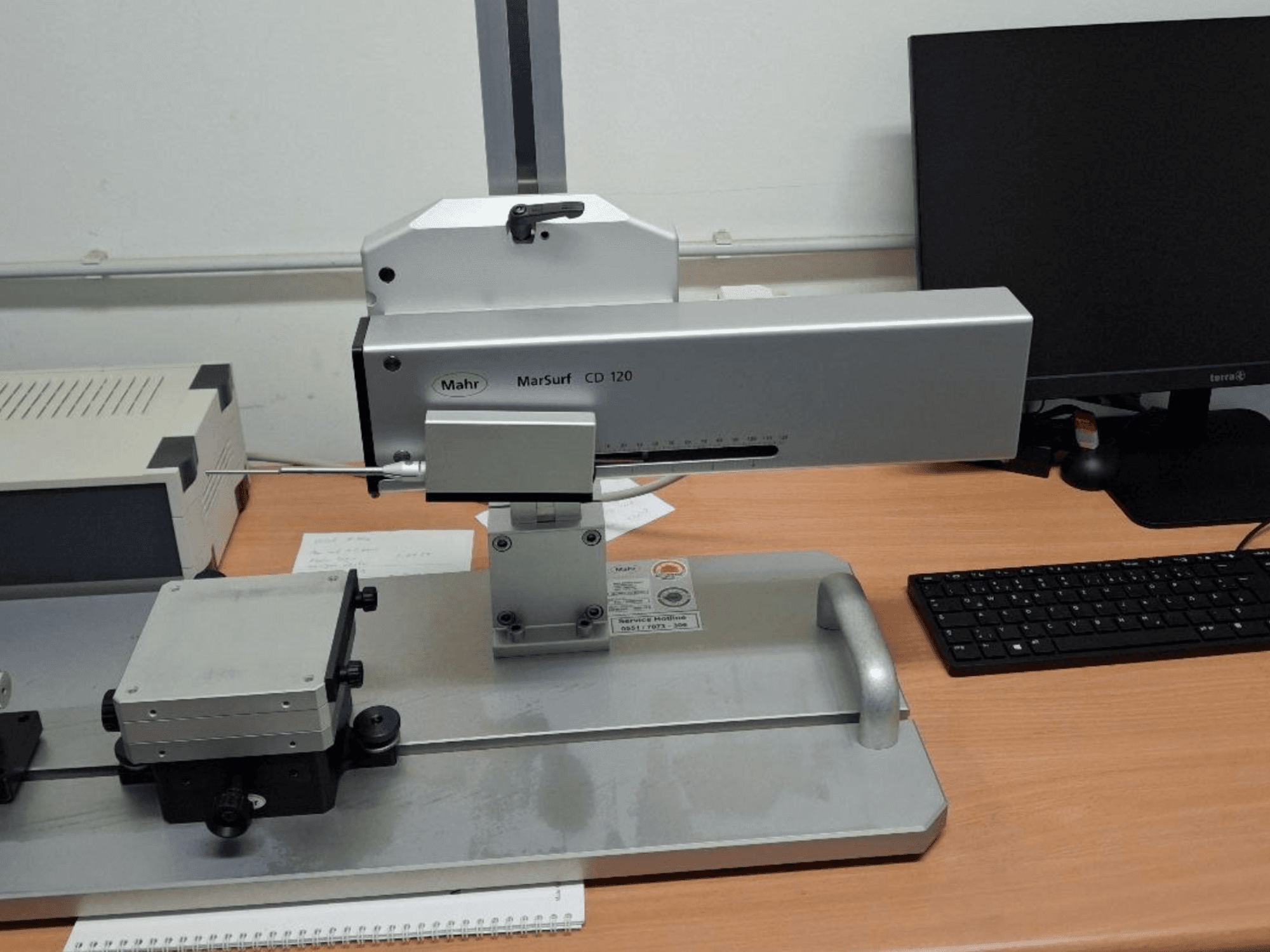Mahr MARSURF CD 120 CMM önden bakıldığında ölçüm kafasını, kontrol panelini ve monte edilmiş ölçüm tablasını gösterir.