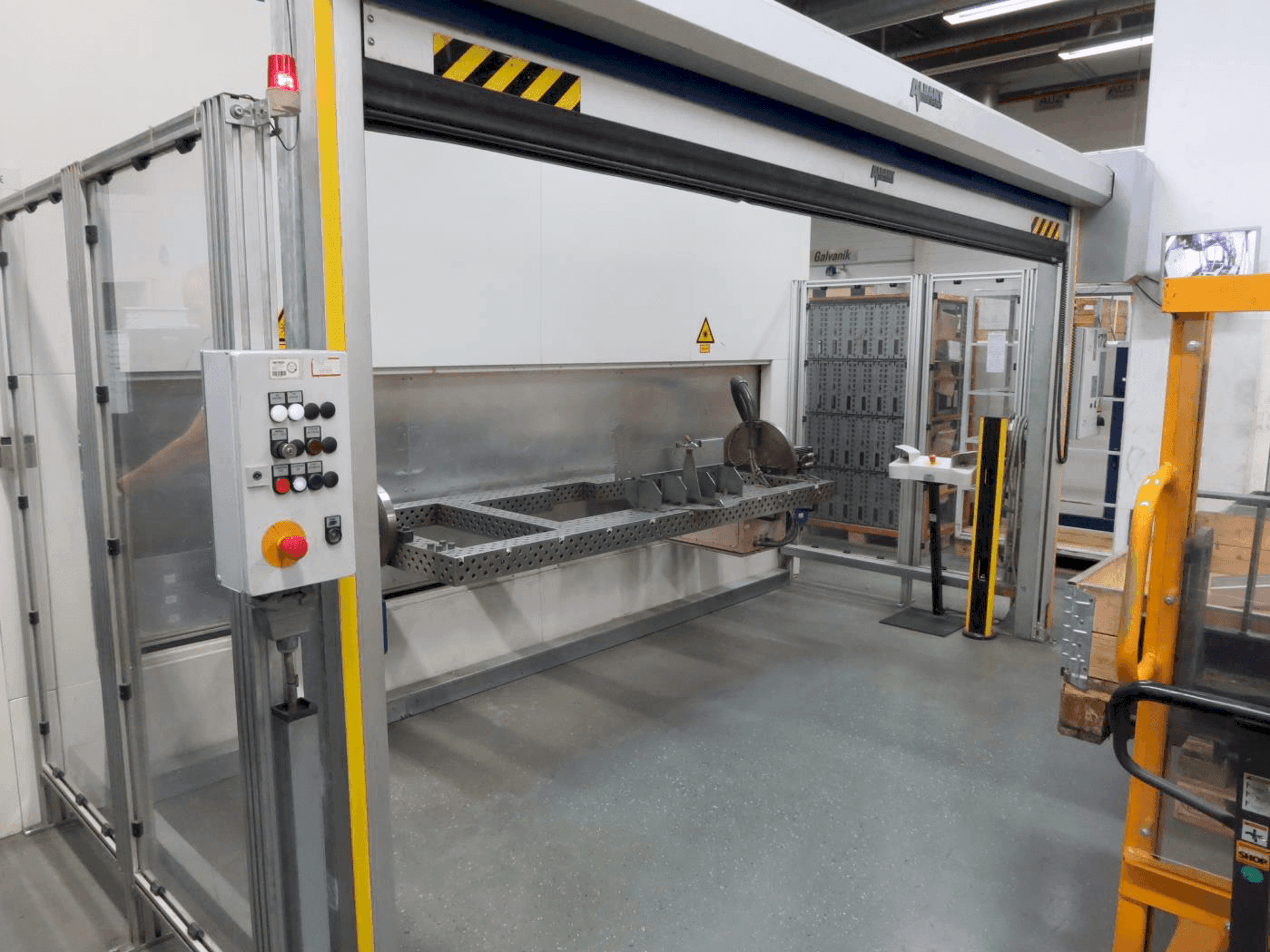 Makine TRUMPF TruLaser Robot 5020 - Önden görünüm