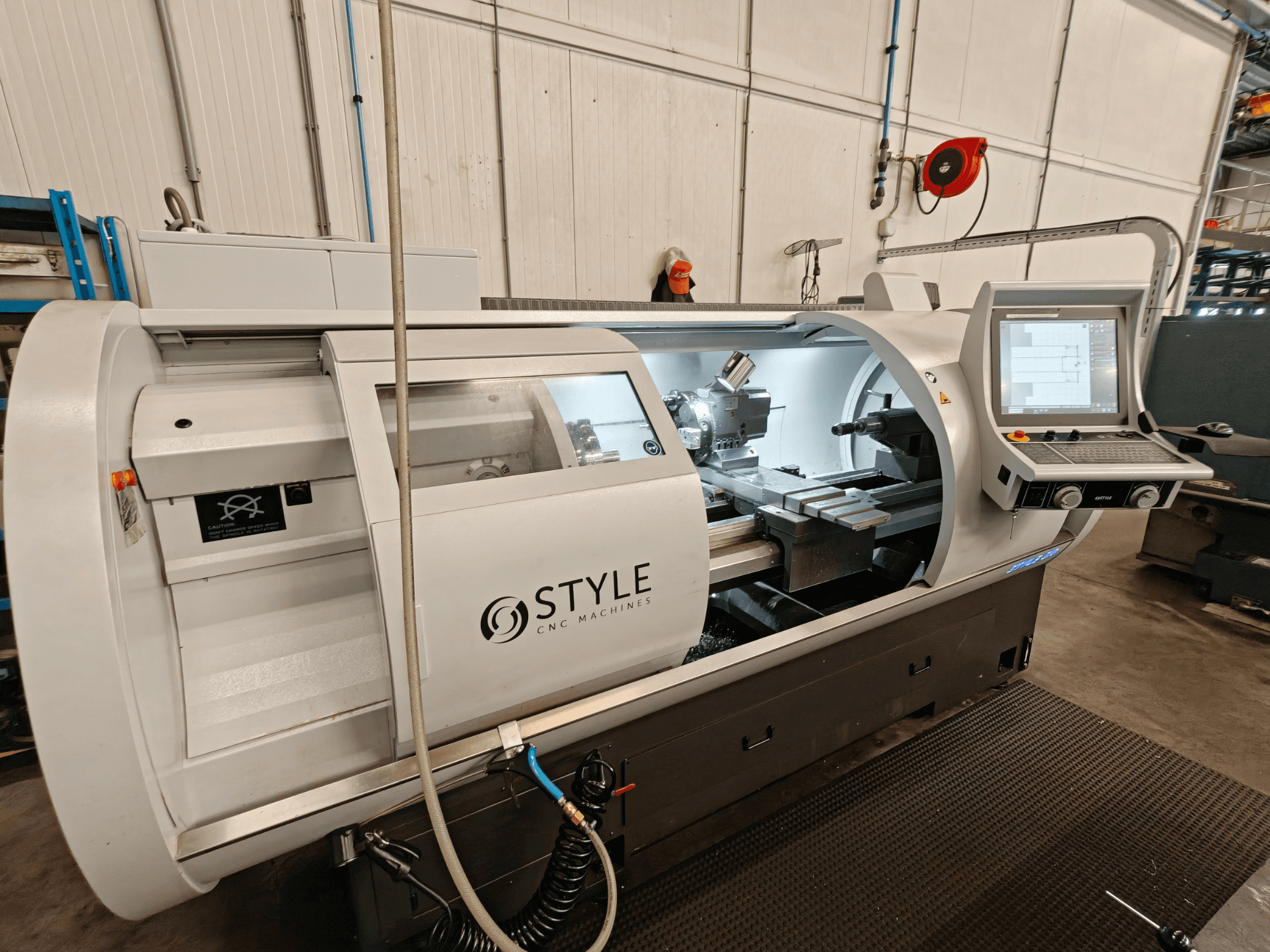 STYLE 510 yatay torna makinesi, önden görünüm, kontrol paneli ve çalışma alanının içinde görünen kesme aletleri.