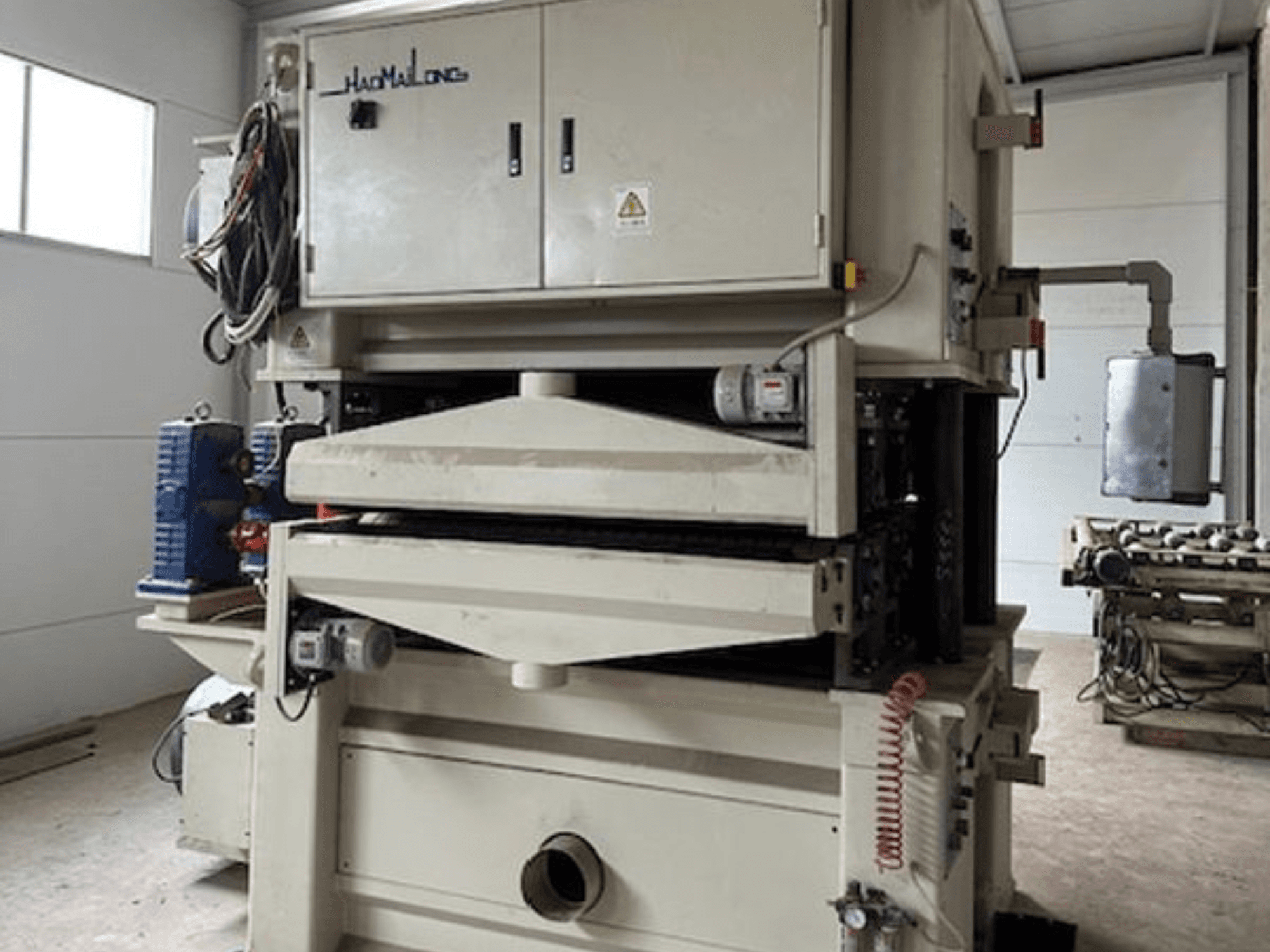 Bant zımpara makinesi LINGI JIANZHONG BSG2613C önden görünümde, verimli zımparalama için çift motor ve kontrol paneli ayrıntılarını sergiliyor.