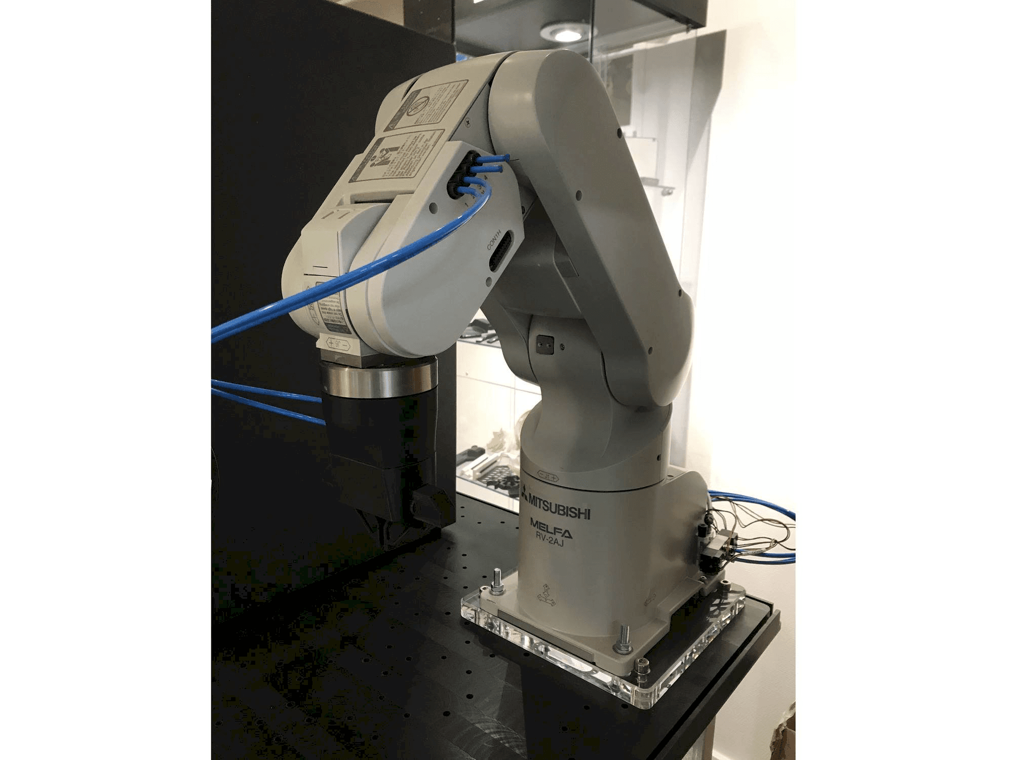 Makine Mitsubishi RV-2AJ - Önden görünüm