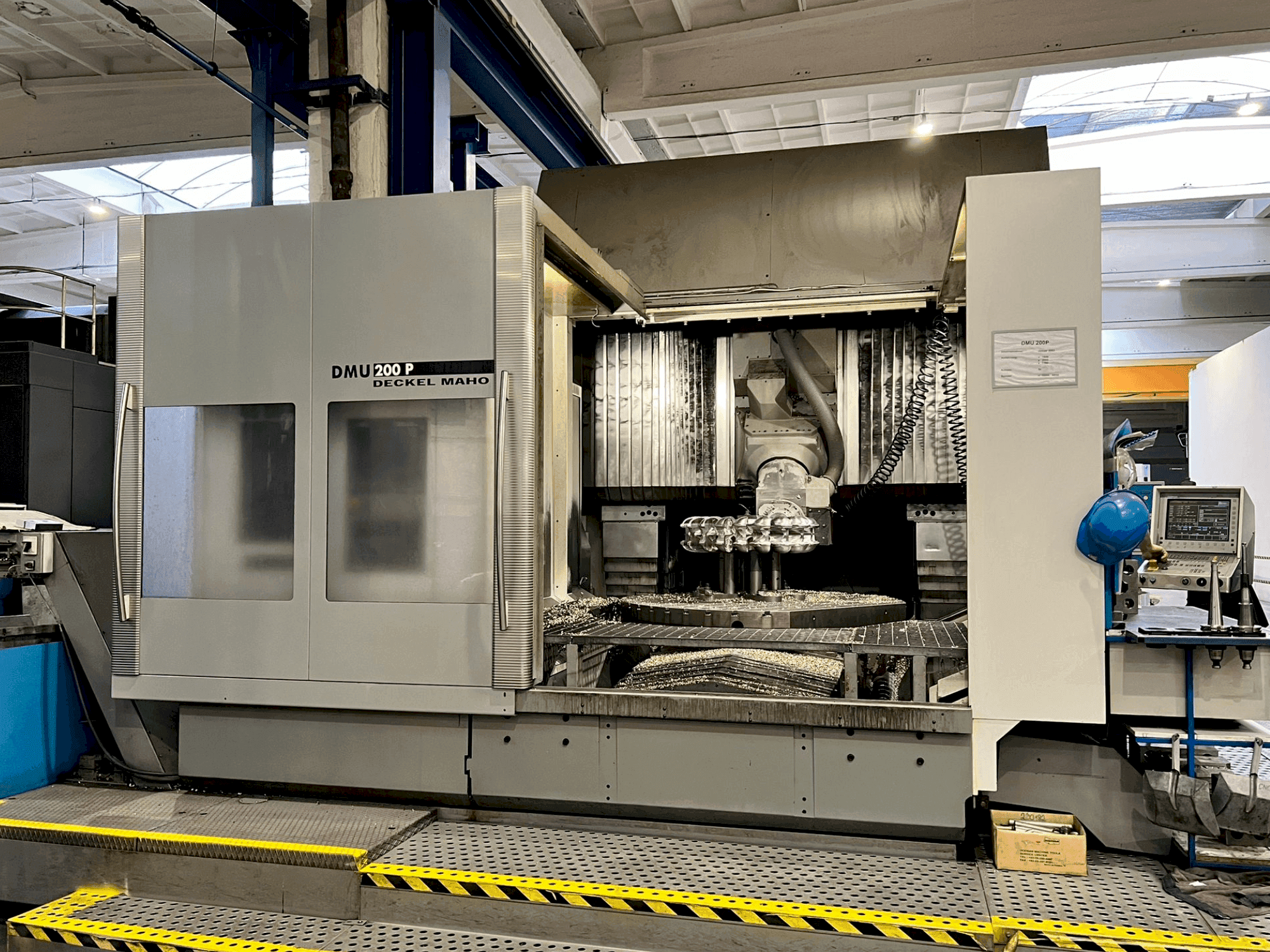 Makine DECKEL MAHO DMU 200P - Önden görünüm