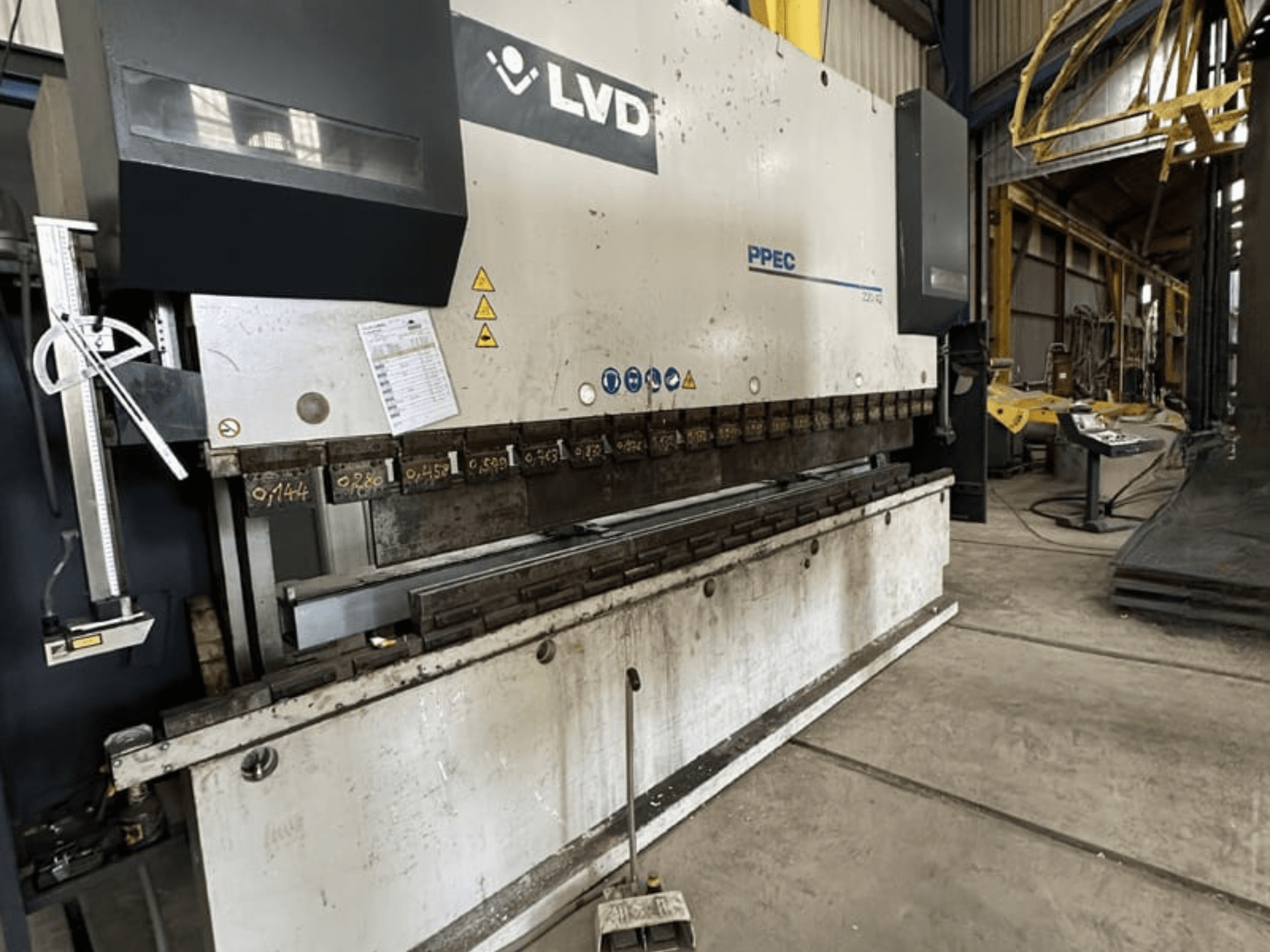 LVD PPEC 220/42 kant pressinin yandan görünümü; makine üzerinde kontrol paneli ve ölçüm işaretleri görülebilir.