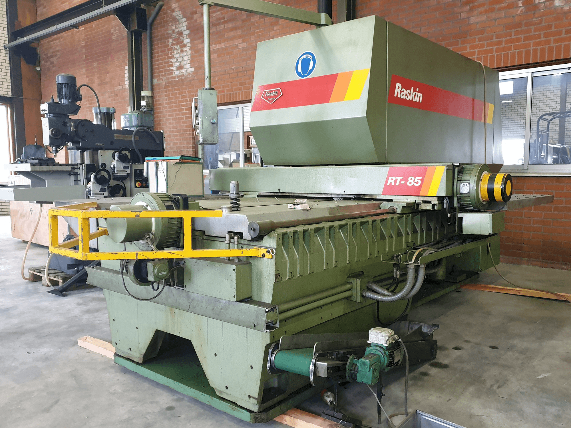 Makine Raskin - Sağdan görünüm RT-85