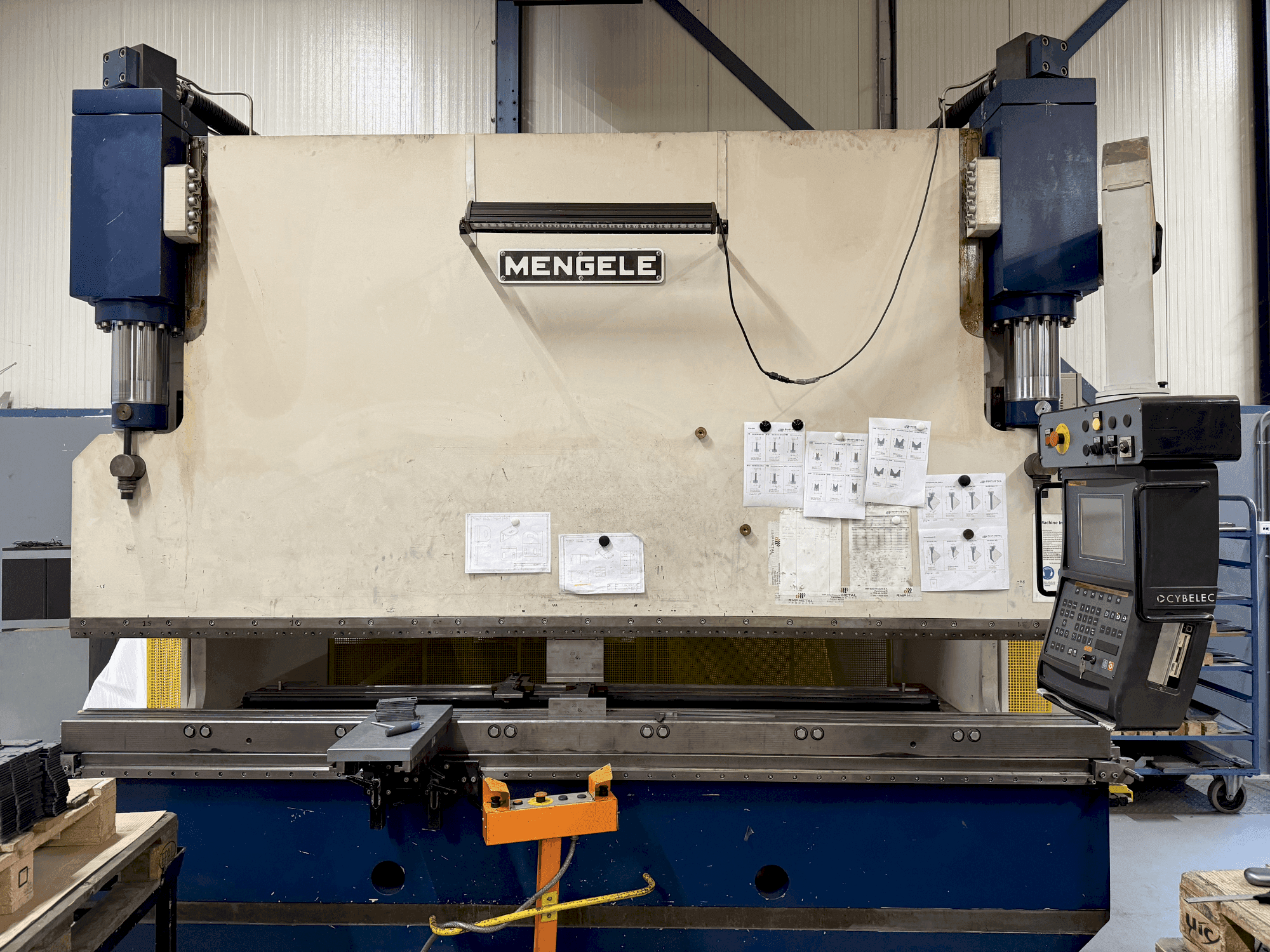 Makine MENGELE HB175-30/35 - Önden görünüm