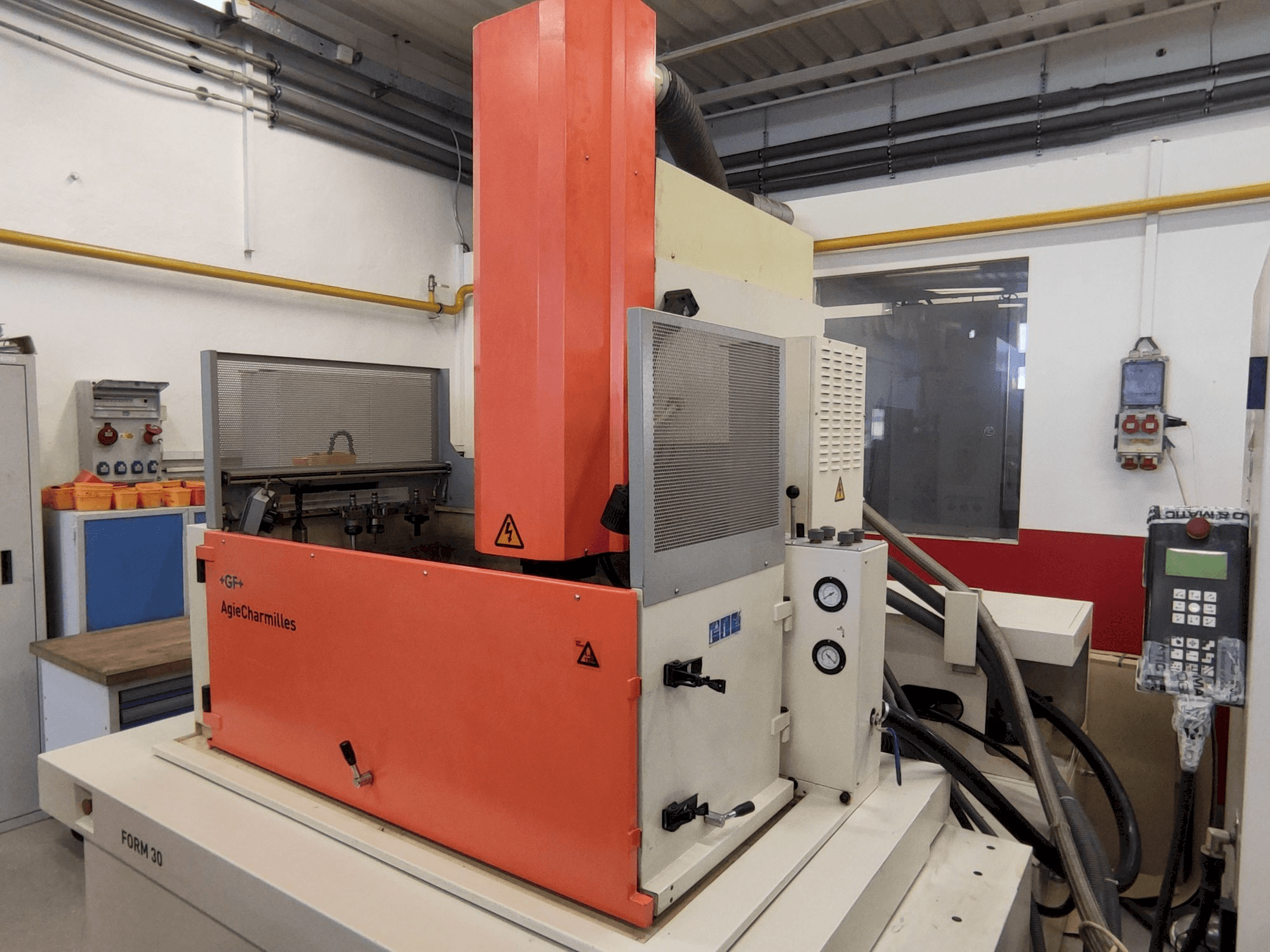 Makine AgieCharmilles FORM 30 - Önden görünüm