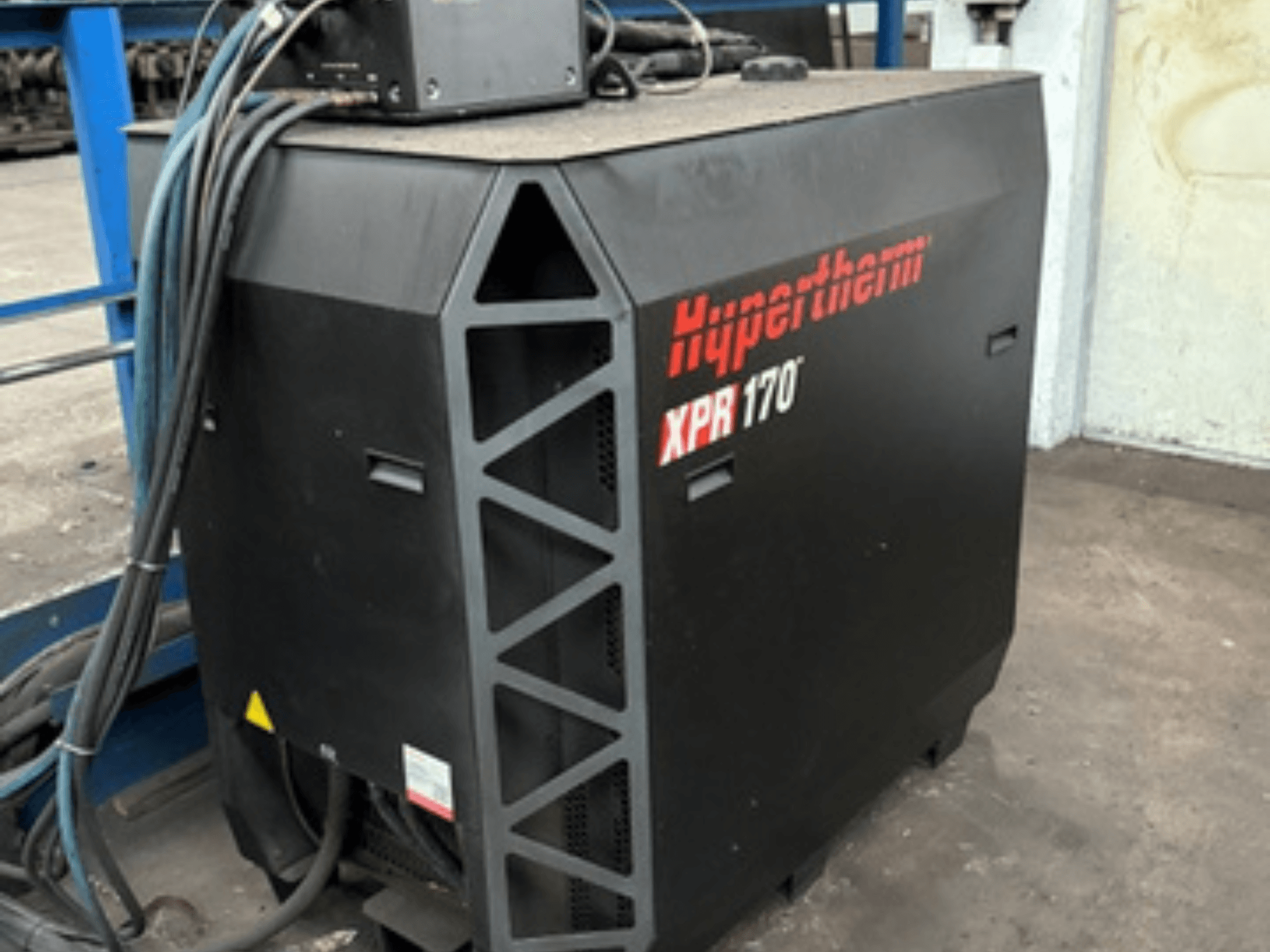 Hypertherm XPR170 plazma kesici, yandan bakıldığında soğutma delikleri ve çalıştırma için birden fazla kabloya sahiptir.