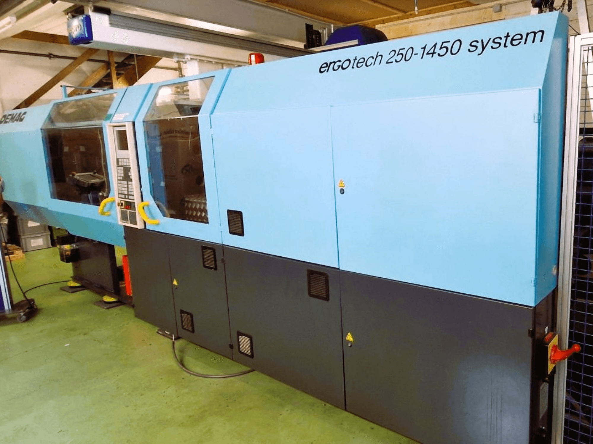 Ergotech 250-1450 sistem enjeksiyon kalıplama makinesi, önden görünüm, mavi ve siyah renk, kontrol paneli ve güvenlik özellikleri görünür.