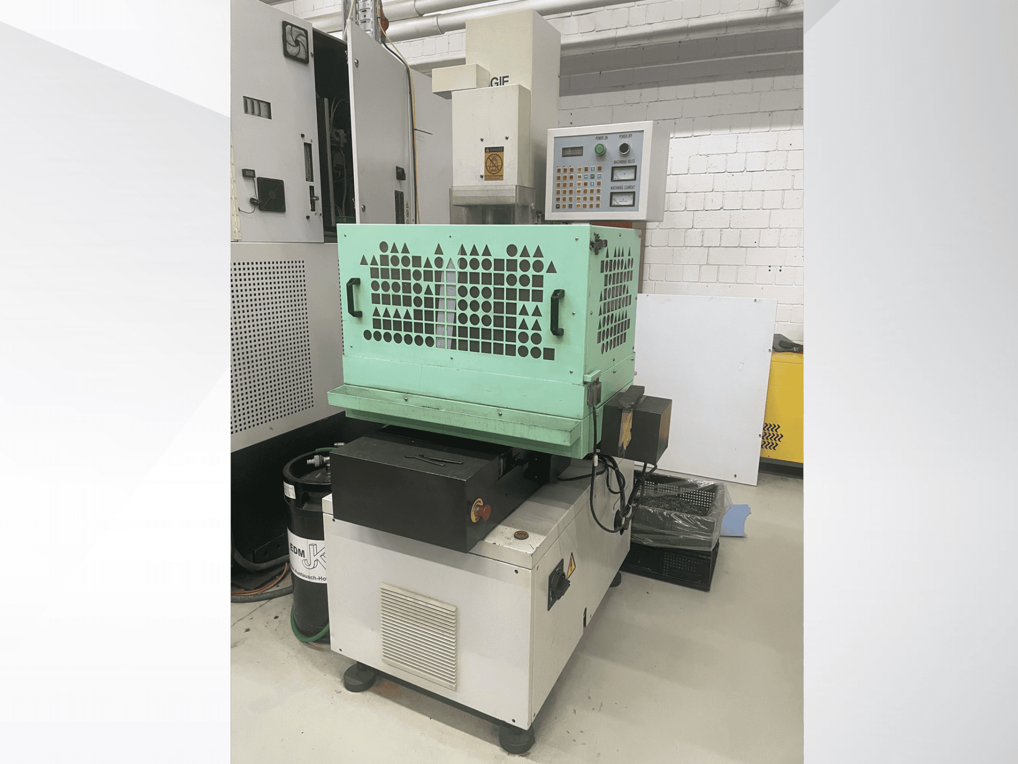 AGIE Matkap, metal delme makinesi, önden görünüm kontrolleri, yeşil gövdeyi ve kompakt tasarımı gösterir. Hassas işler için idealdir.