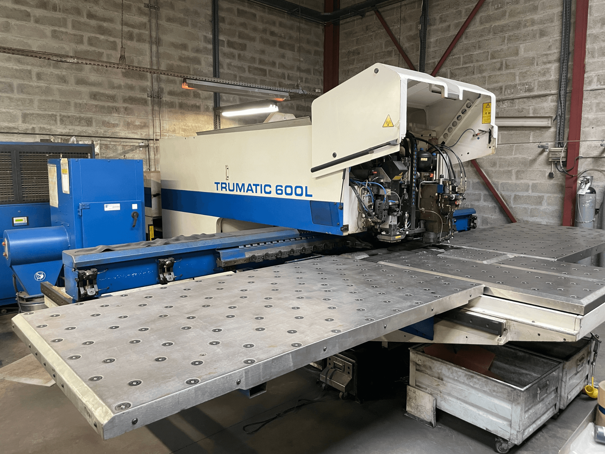 CO2 Lazer Kesim Makinesi TRUMPF TRUMATIC TC 600L, metal kesim tablası ve kontrol paneli görünür şekilde önden görünüm.