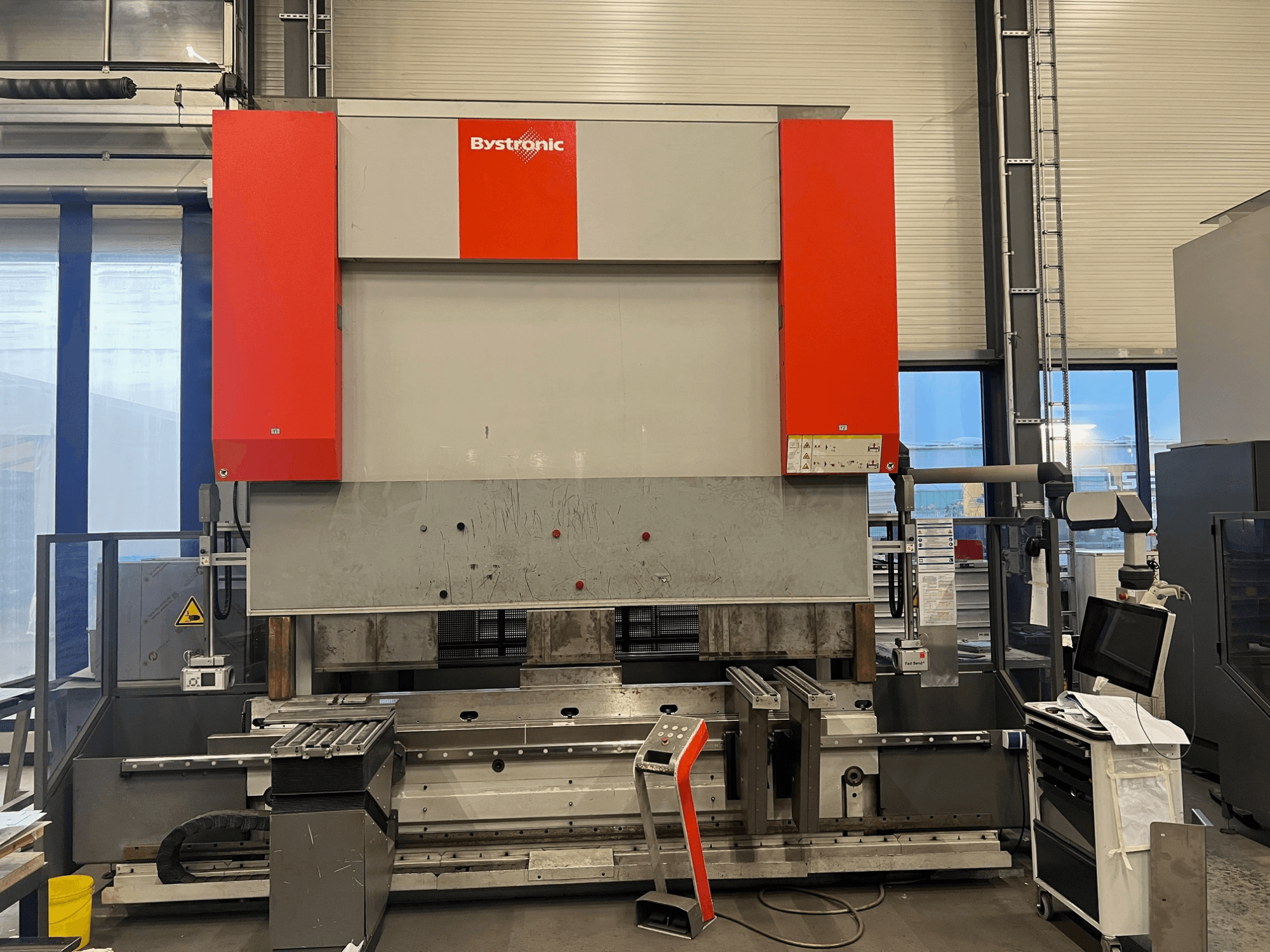 Bystronic sac bükme makinesinin önden görünümü, şık tasarımı, kontrol paneli ve güvenlik özellikleri.