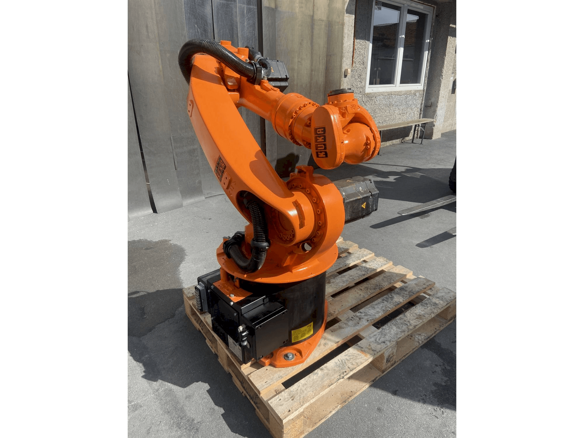 Makine KUKA Kr16 - Önden görünüm