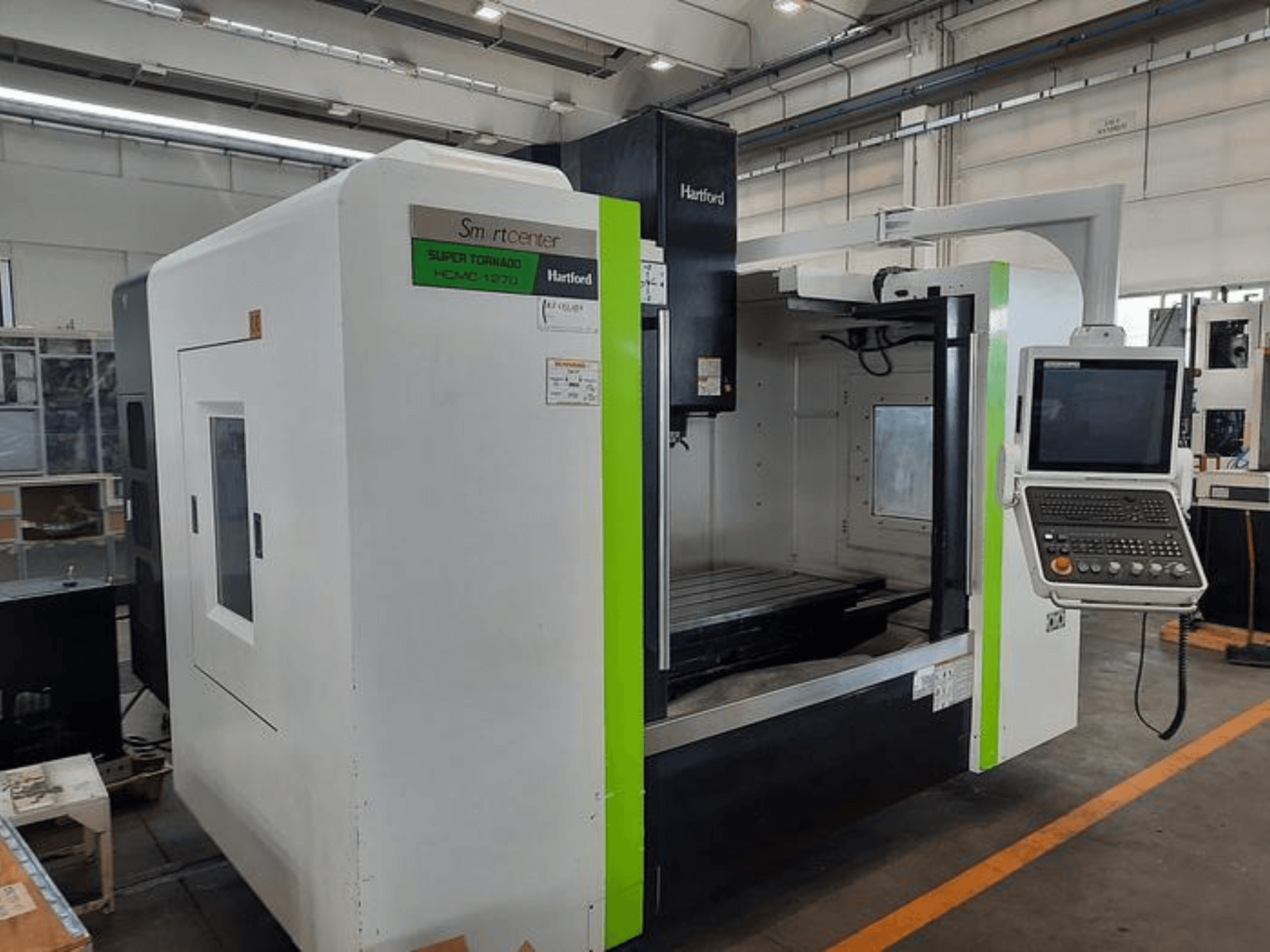 Hartford Super Tornado HCM-1270 CNC makinesi, önden görünüm, kontrol panelini ve açık çalışma alanını gösterir.