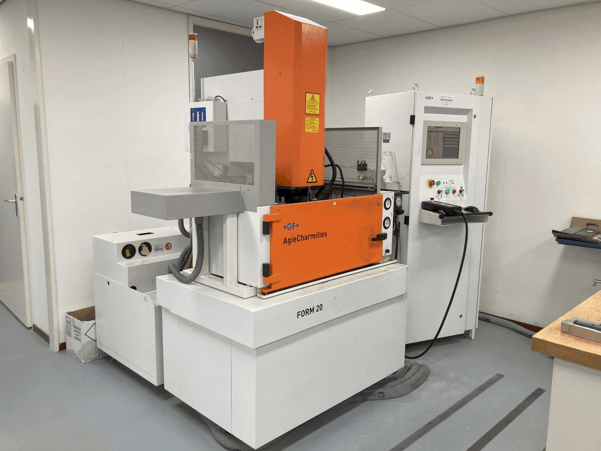 Makine AgieCharmilles CABINET FORM20 - Önden görünüm